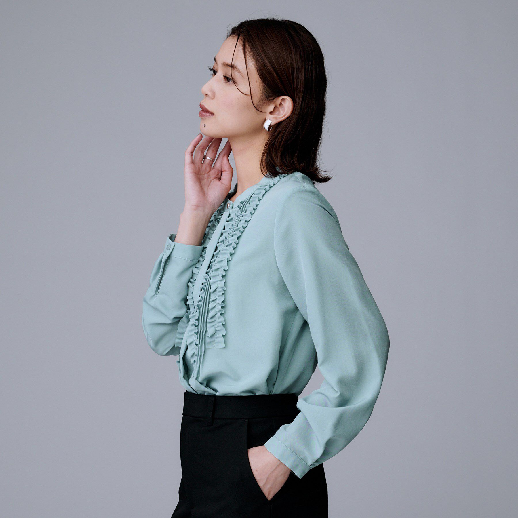 UNTITLED「【1枚で着映え/オンオフ着回し】フリルサテンブラウス」|シャツ・ブラウス|