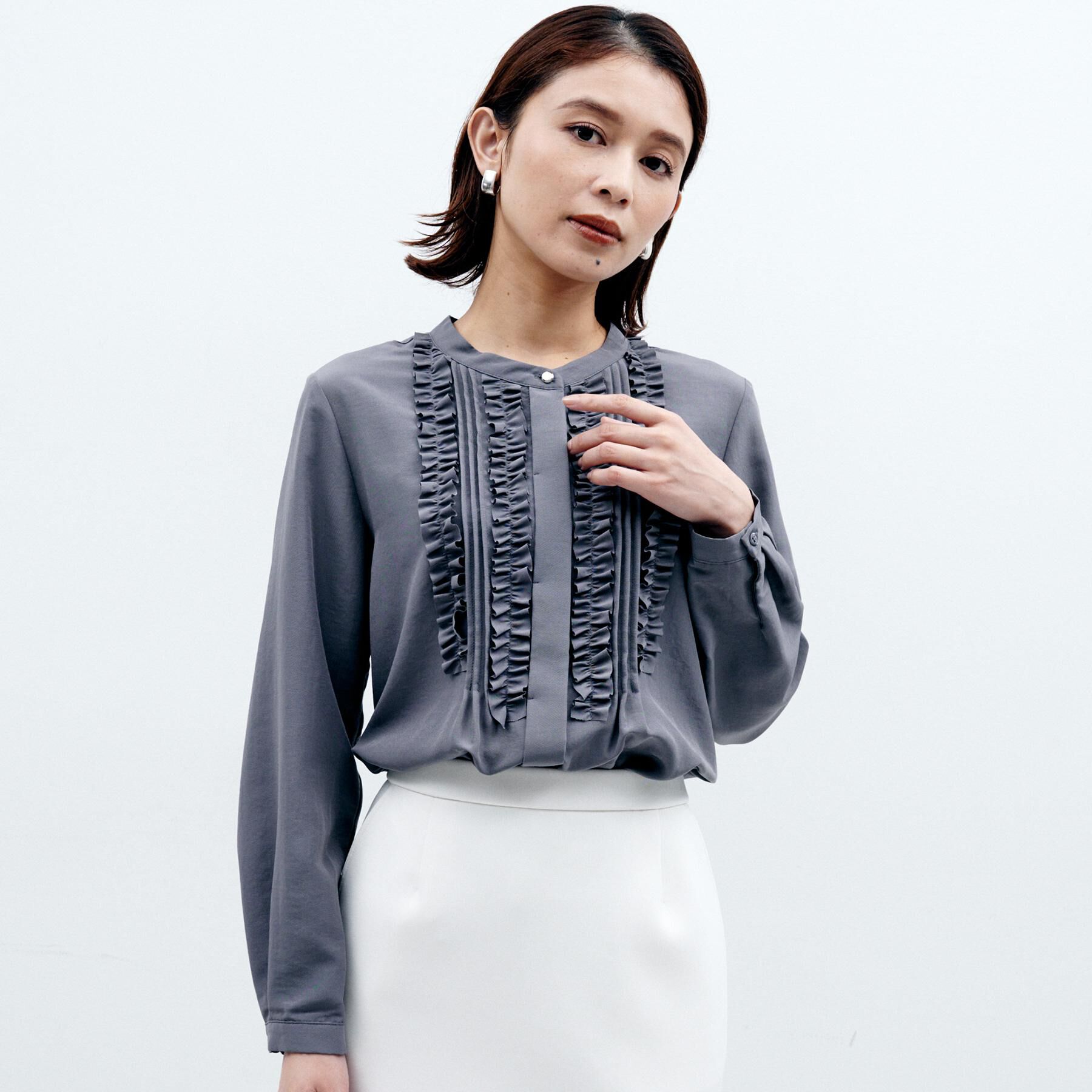 UNTITLED「【1枚で着映え/オンオフ着回し】フリルサテンブラウス」|シャツ・ブラウス|チャコールグレー(0
