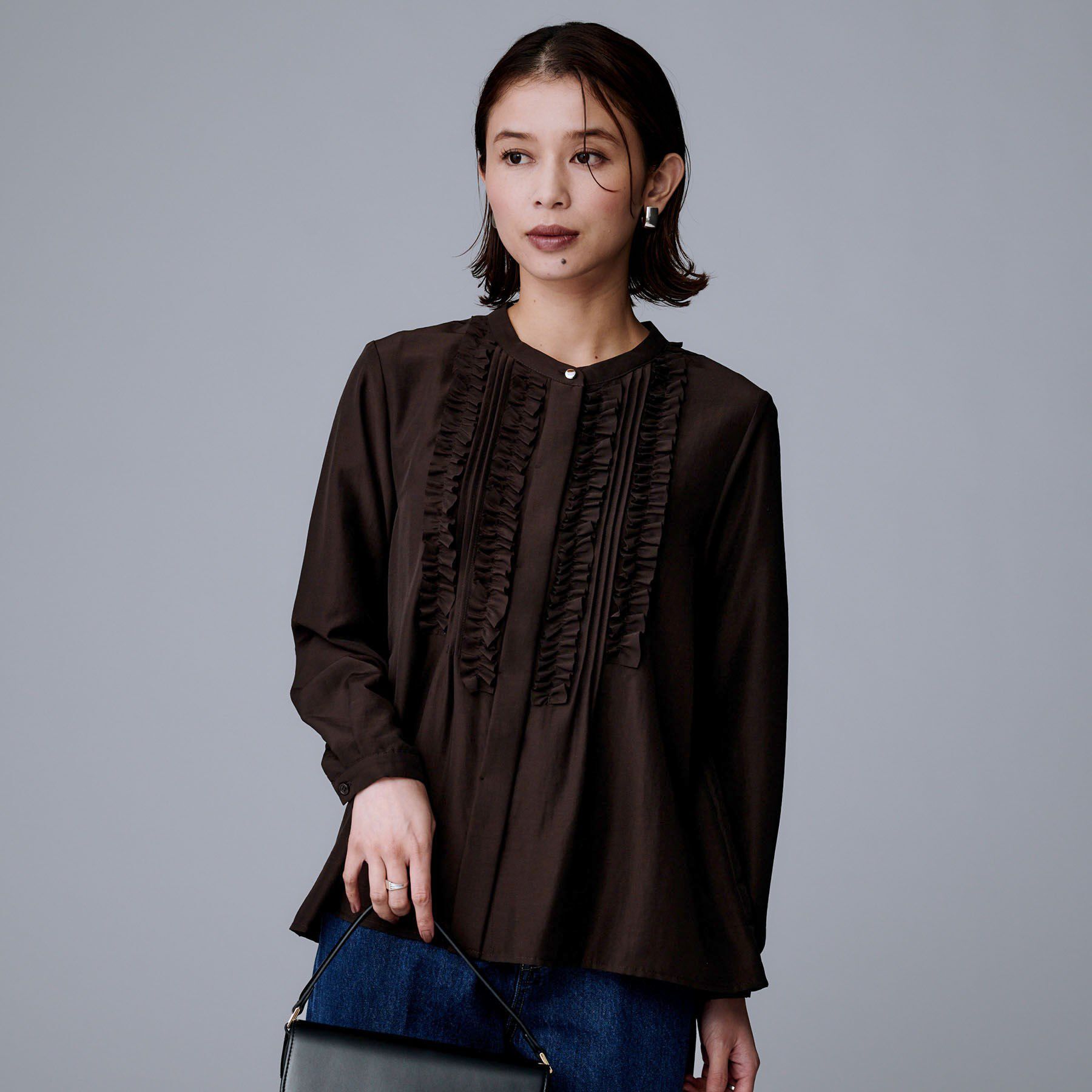 UNTITLED「【1枚で着映え/オンオフ着回し】フリルサテンブラウス」|シャツ・ブラウス|ブラウン(043)