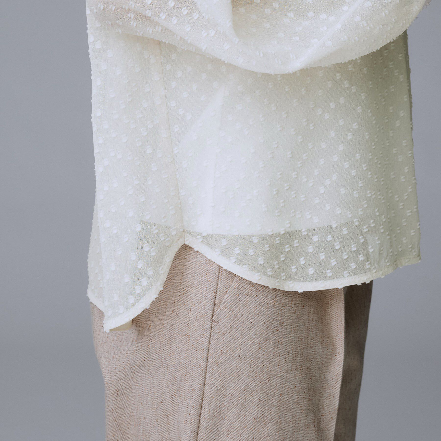 UNTITLED「【重ね着やスーツインナーに/シアー】ドットジャカード ブラウス」|シャツ・ブラウス|