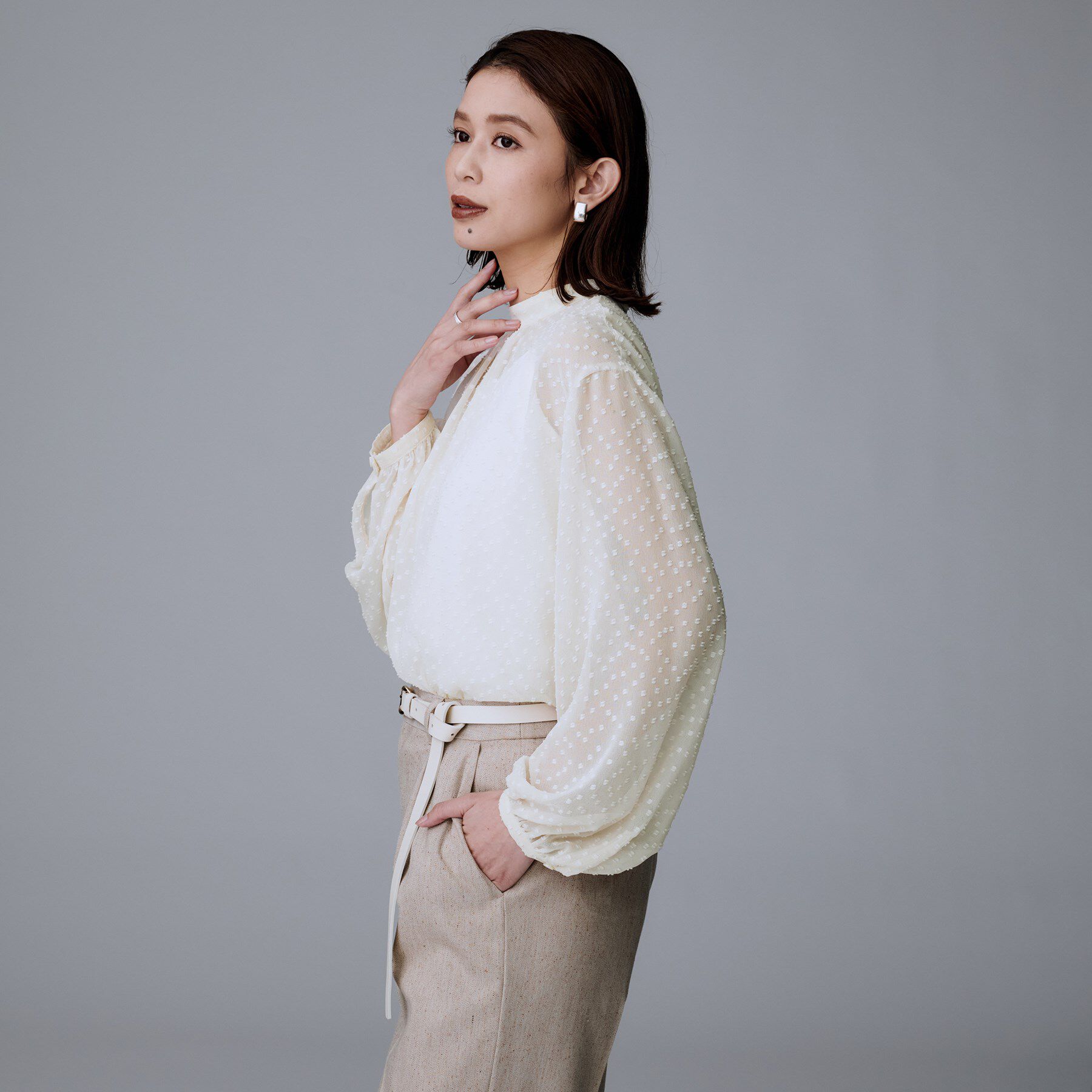 UNTITLED「【重ね着やスーツインナーに/シアー】ドットジャカード ブラウス」|シャツ・ブラウス|