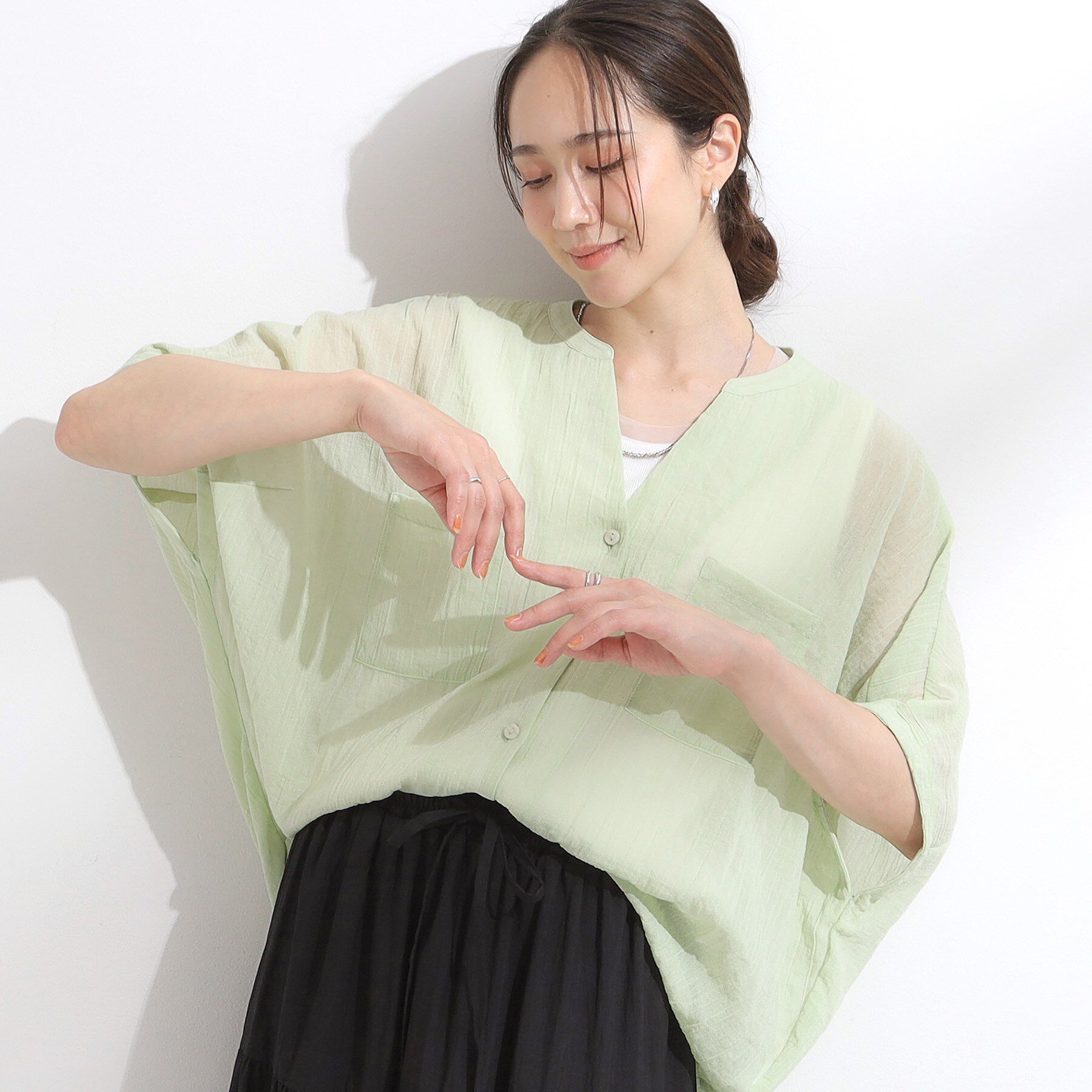 SHOO･LA･RUE「程よいシアー感 ポケットドルマン5分袖シャツ」|シャツ・ブラウス|ライトグリーン(02
