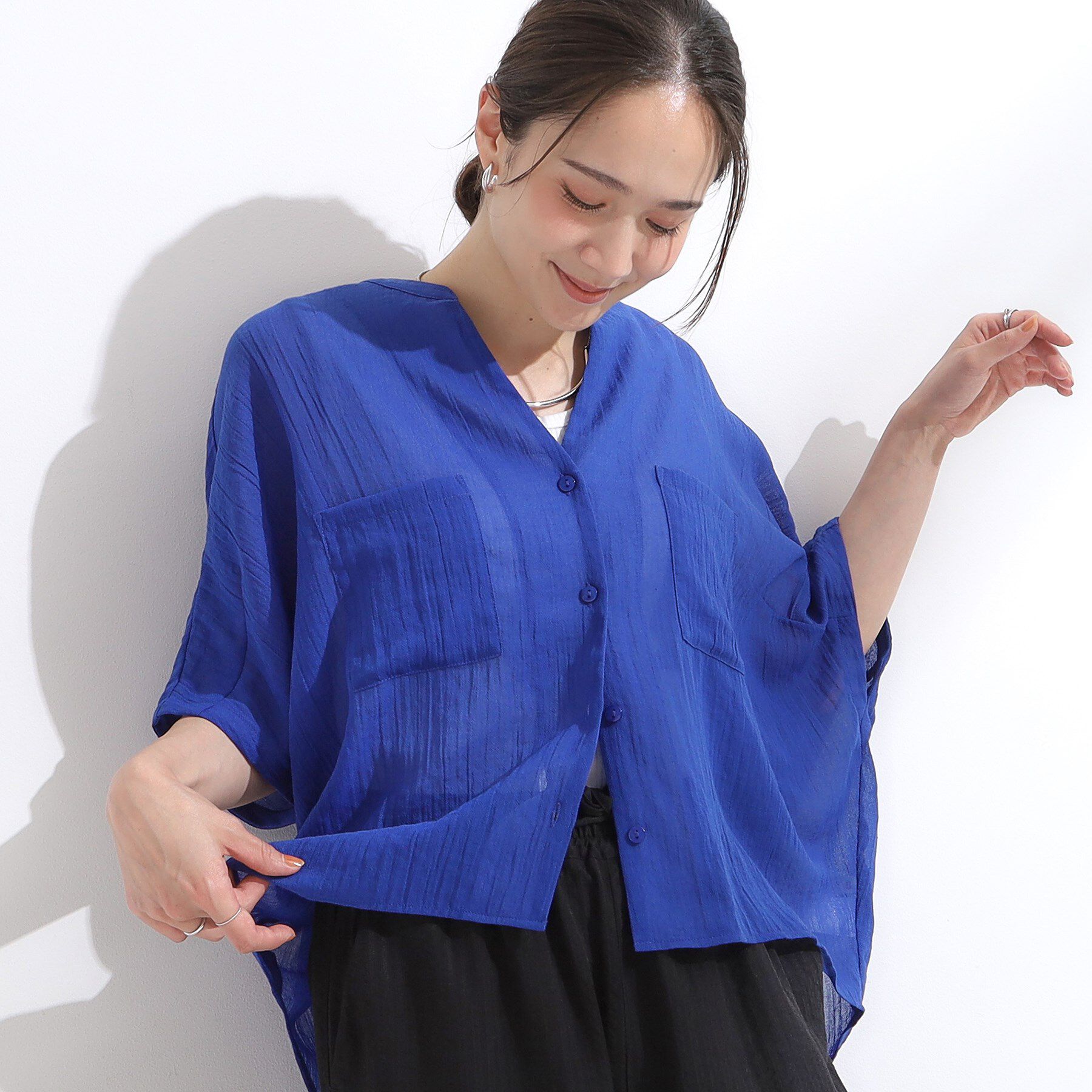 SHOO･LA･RUE「程よいシアー感 ポケットドルマン5分袖シャツ」|シャツ・ブラウス|ブルー(093)