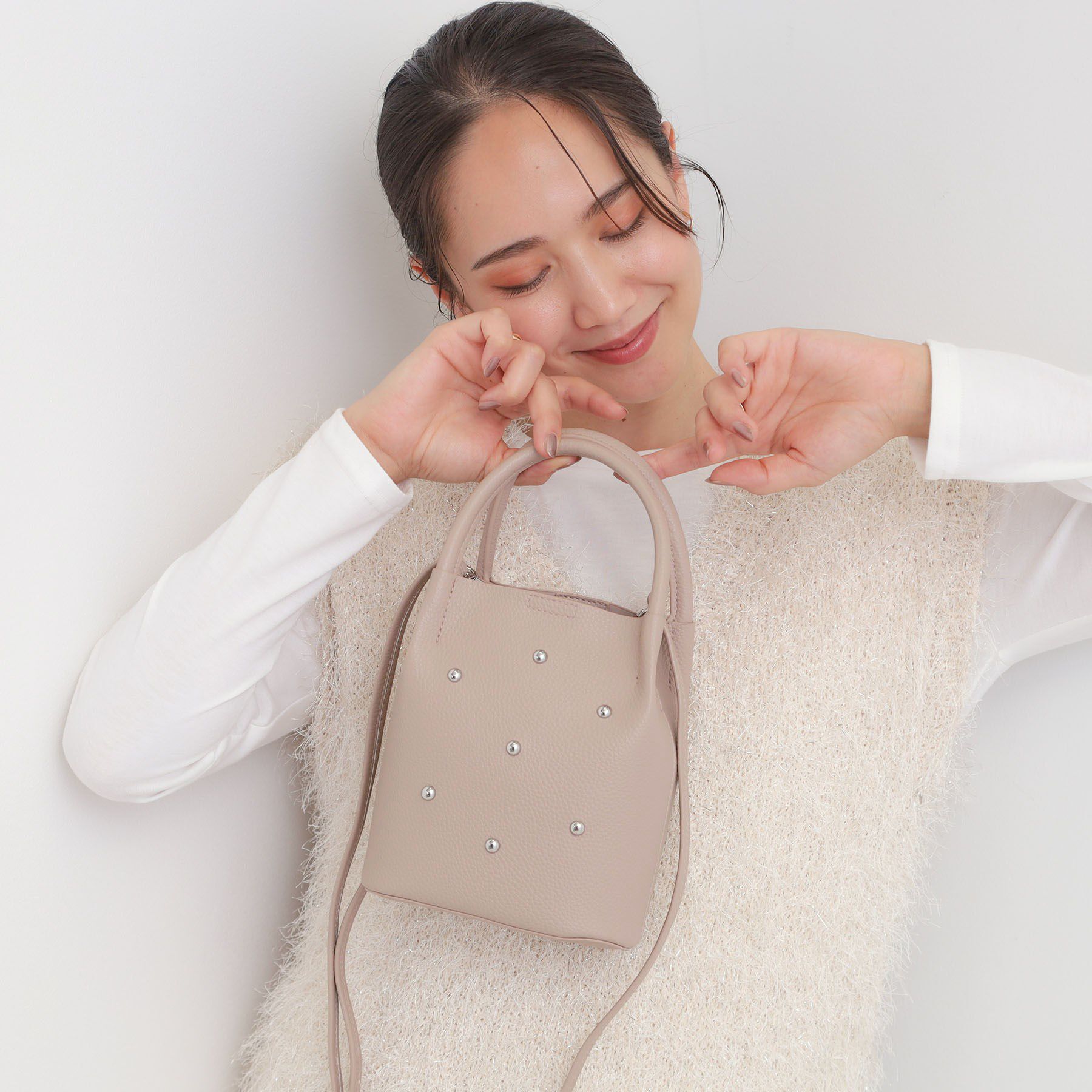 SHOO･LA･RUE「つまみハンドルスタッズミニショルダー」|ショルダー・メッセンジャー|グレージュ(050)