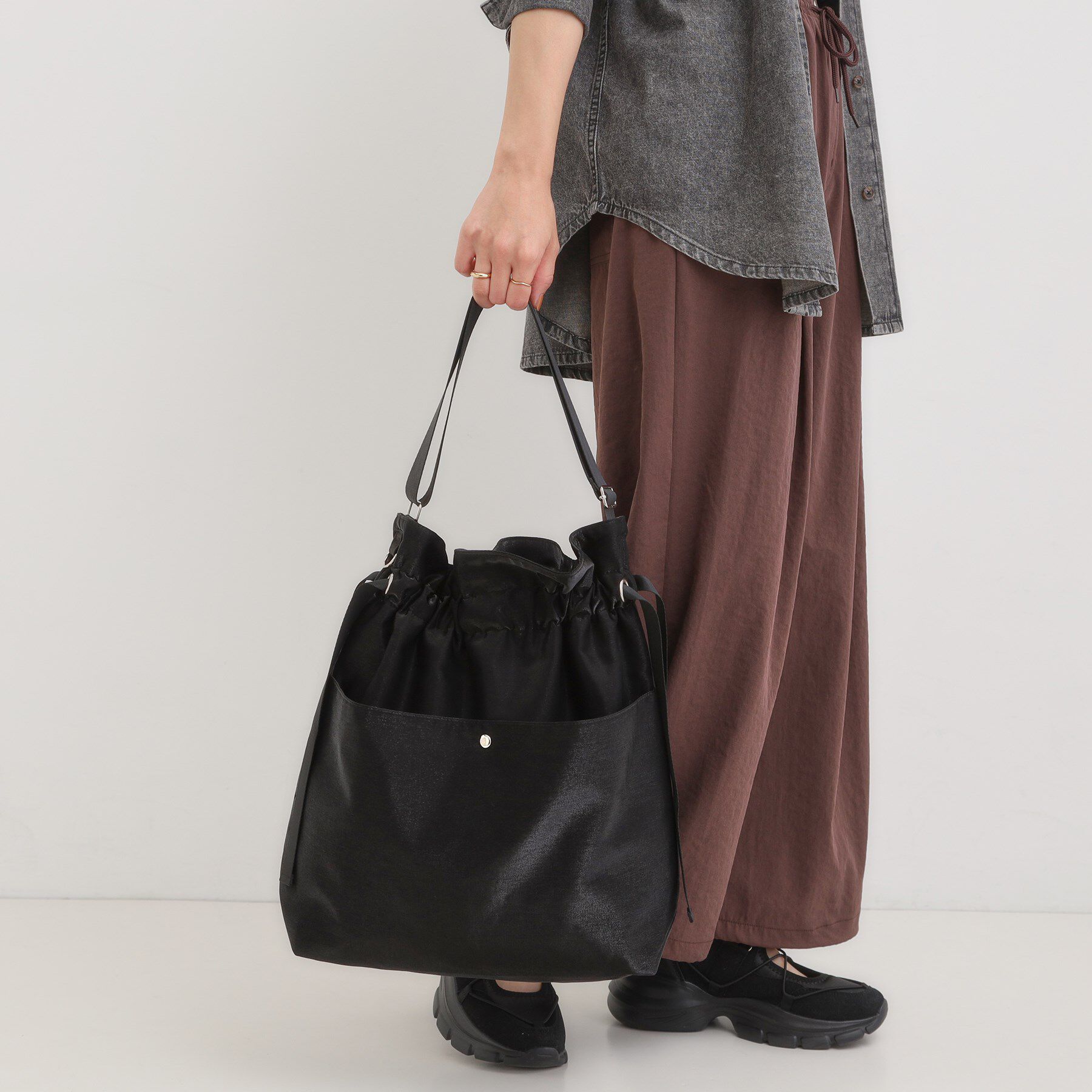 SHOO･LA･RUE「シャイニー生地巾着ショルダーバッグ」|ショルダー・メッセンジャー|