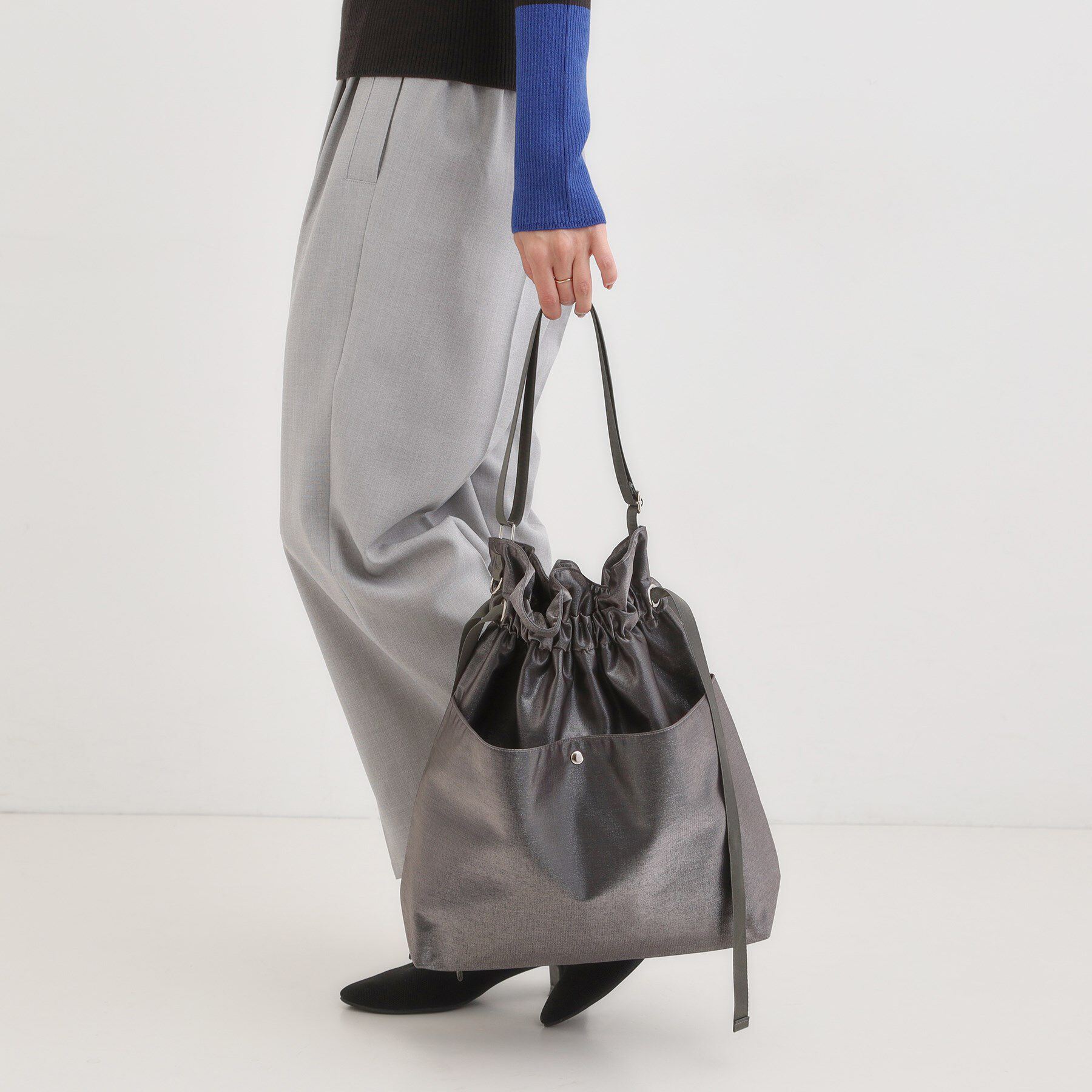 SHOO･LA･RUE「シャイニー生地巾着ショルダーバッグ」|ショルダー・メッセンジャー|グレー(012)