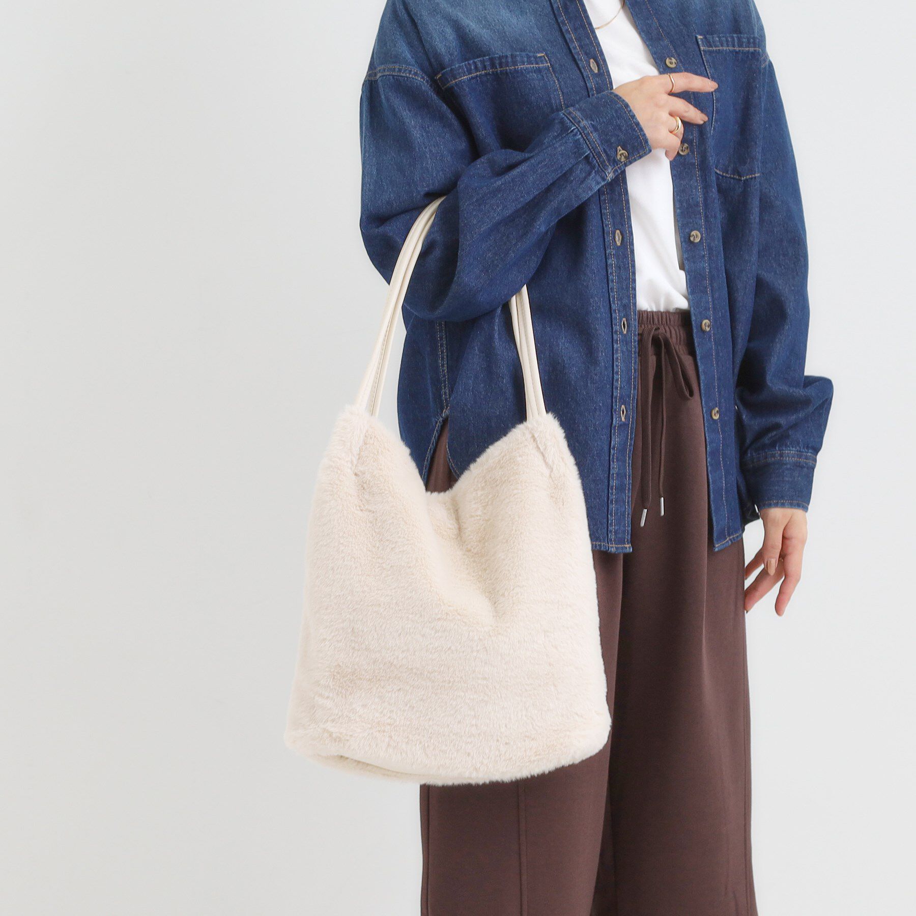 SHOO･LA･RUE「つまみハンドルフェイクファートートバッグ」|トートバッグ|アイボリー(004)