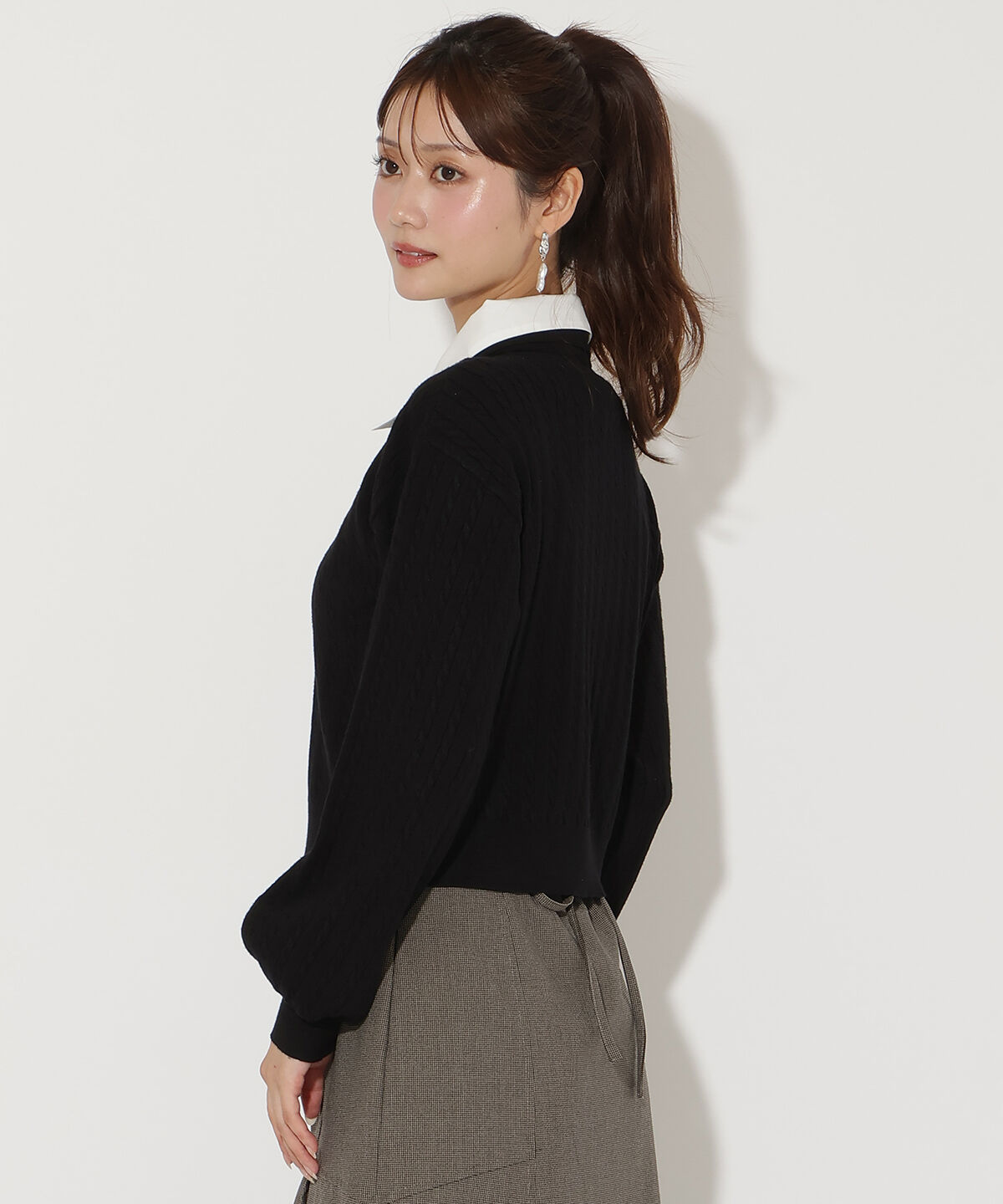 アンドクチュール「シャツ襟ケーブルニット」|ニット・セーター|