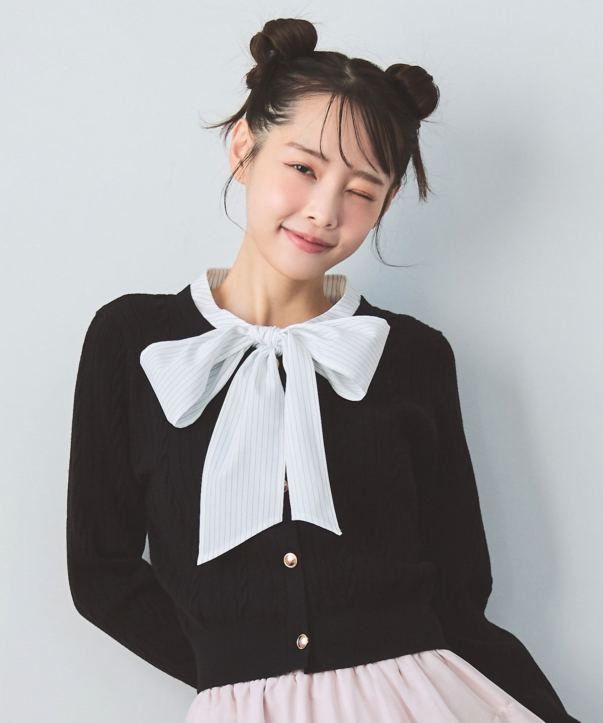 REDYAZEL「エンブレムボタンケーブルリボンタイニットトップス」|ニット・セーター|ブラック