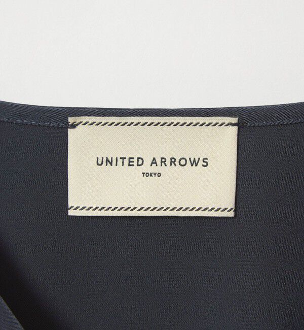 UNITED ARROWS「サテン Vネック ブラウス ‐ウォッシャブル‐」|シャツ・ブラウス|