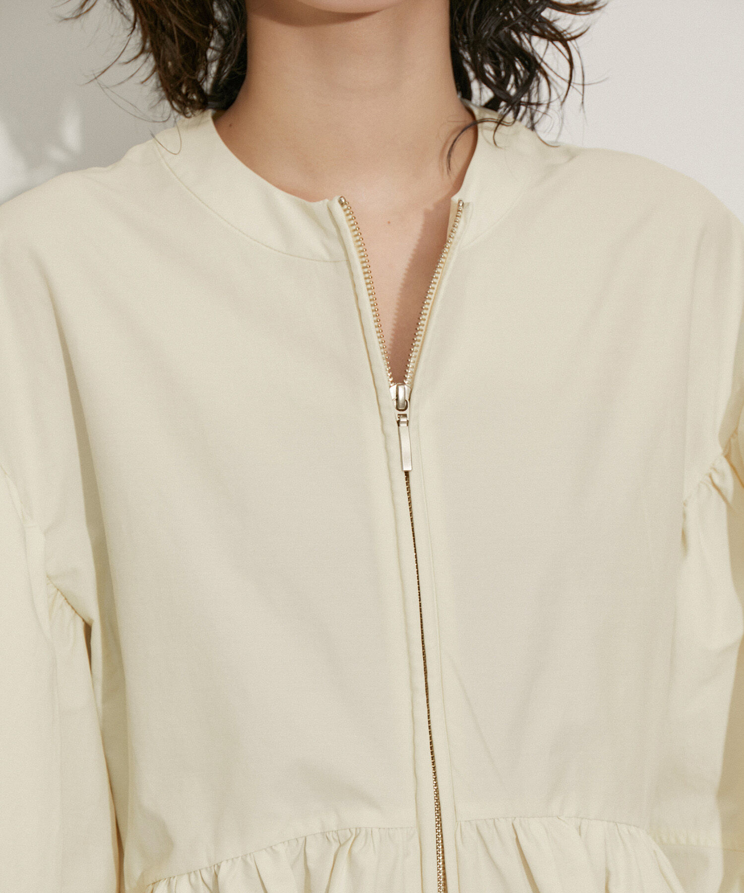 ADAM ET ROPE'「【再入荷・新色追加・サステナブル】ペプラムジップブラウス」|シャツ・ブラウス|