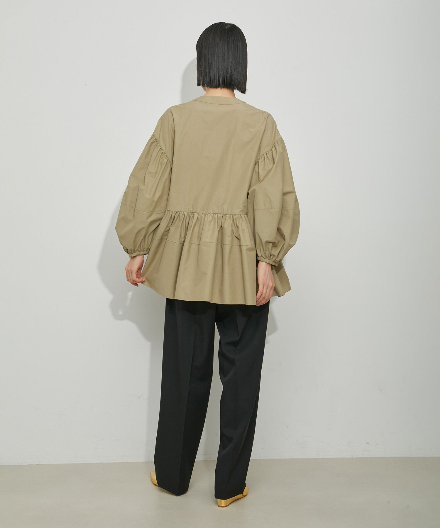 ADAM ET ROPE'「【再入荷・新色追加・サステナブル】ペプラムジップブラウス」|シャツ・ブラウス|