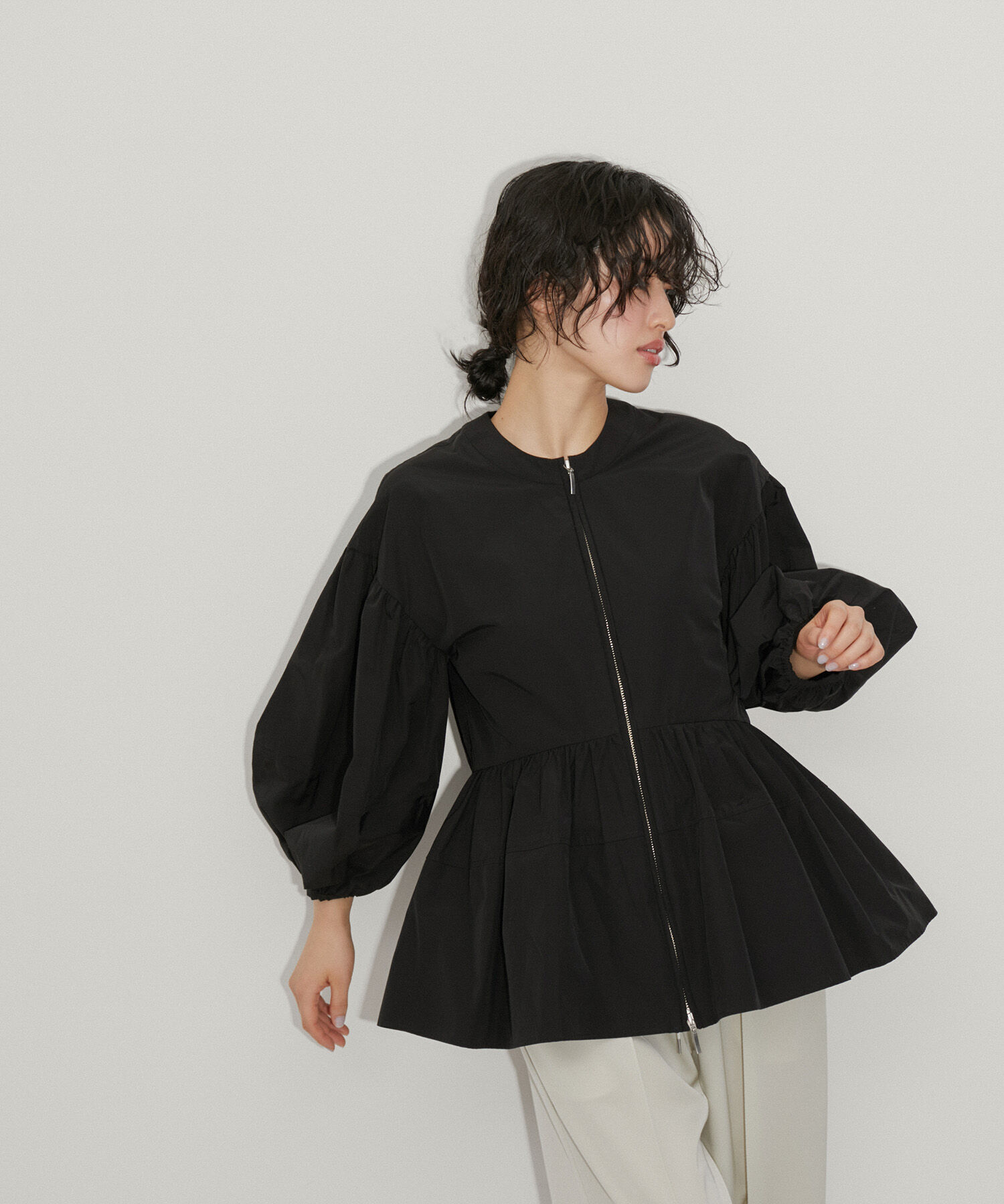 ADAM ET ROPE'「【再入荷・新色追加・サステナブル】ペプラムジップブラウス」|シャツ・ブラウス|