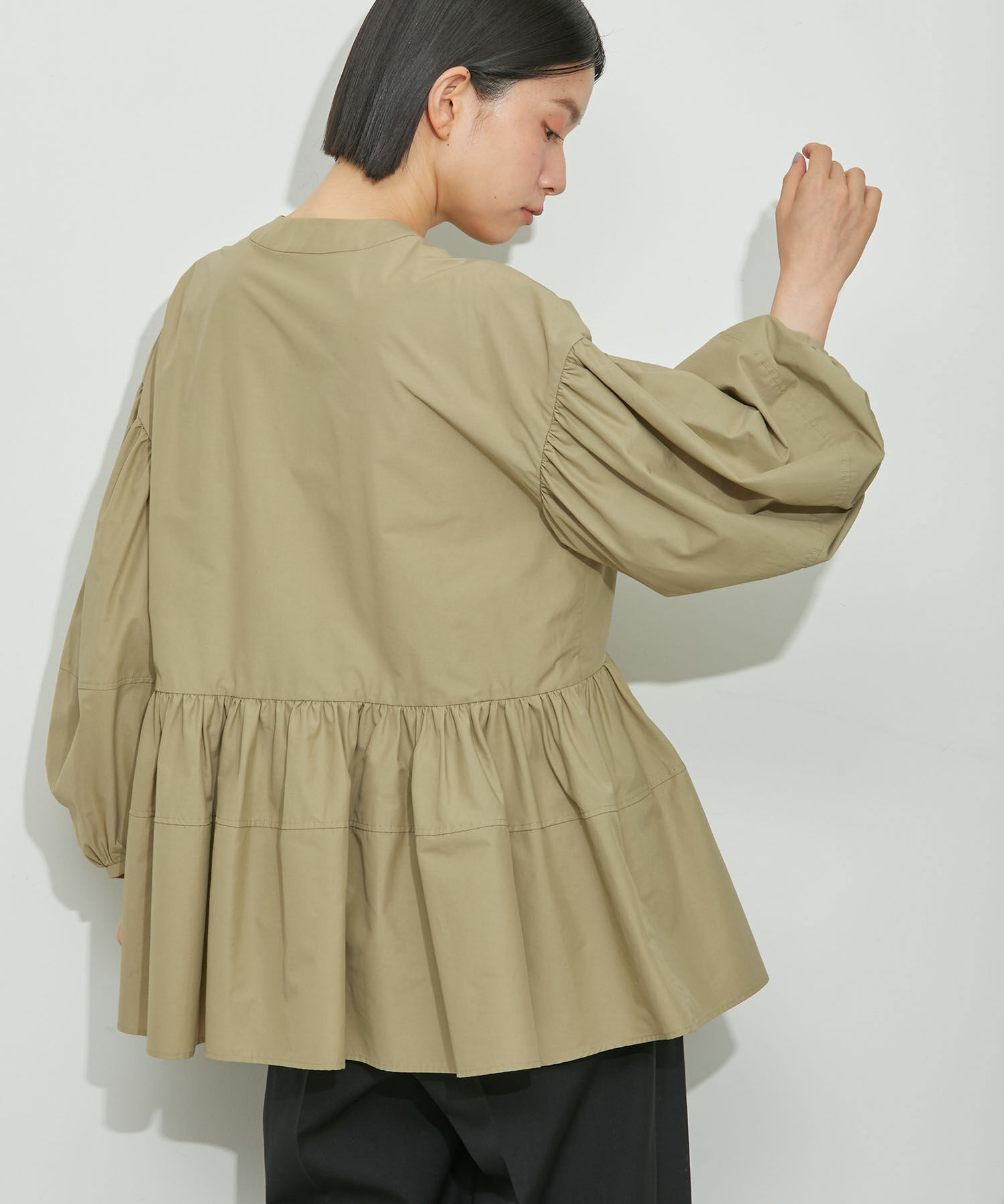 ADAM ET ROPE'「【再入荷・新色追加・サステナブル】ペプラムジップブラウス」|シャツ・ブラウス|