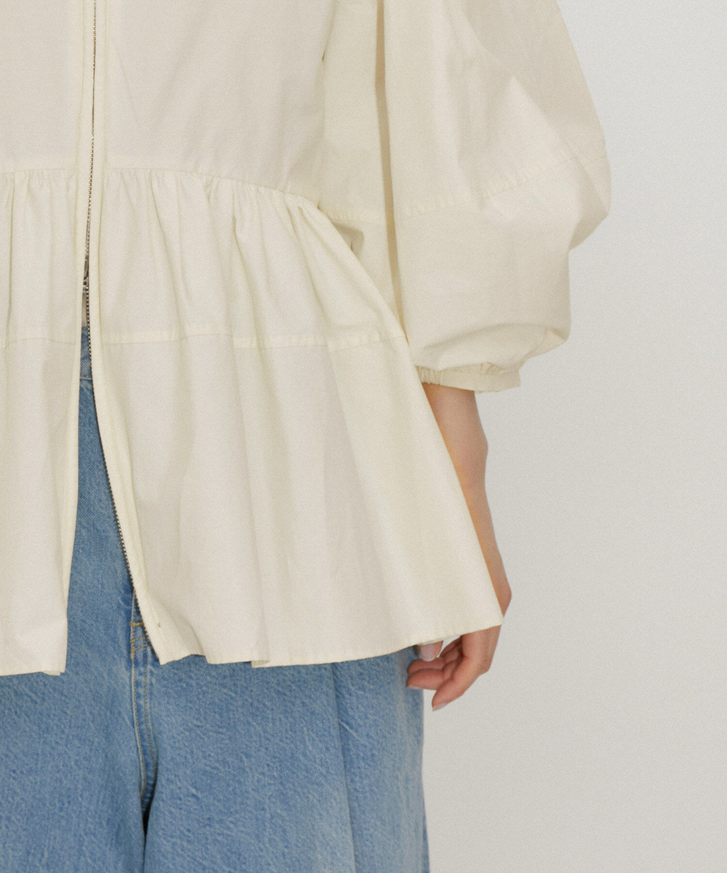 ADAM ET ROPE'「【再入荷・新色追加・サステナブル】ペプラムジップブラウス」|シャツ・ブラウス|