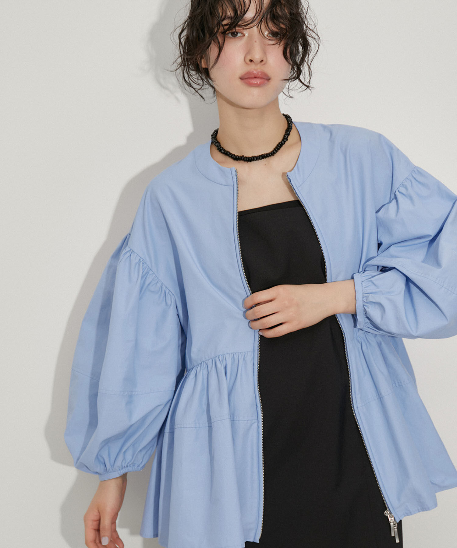 ADAM ET ROPE'「【再入荷・新色追加・サステナブル】ペプラムジップブラウス」|シャツ・ブラウス|