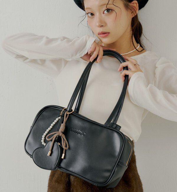  「【2サイズ展開】チャーム付きスクエアボストンバッグ【タブレット端末収納可能】」|ボストンバッグ|ブラック