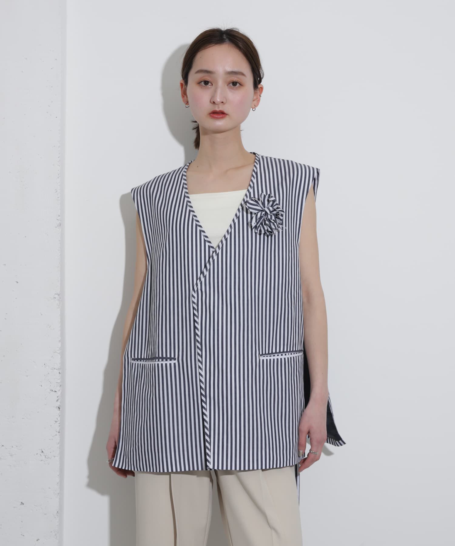 SENSE OF PLACE by URBAN RESEARCH「hxcyyd &times; SOP　ストライプフラワーコサージュシャツベスト(UNISEX)」|ベスト・ジレ|