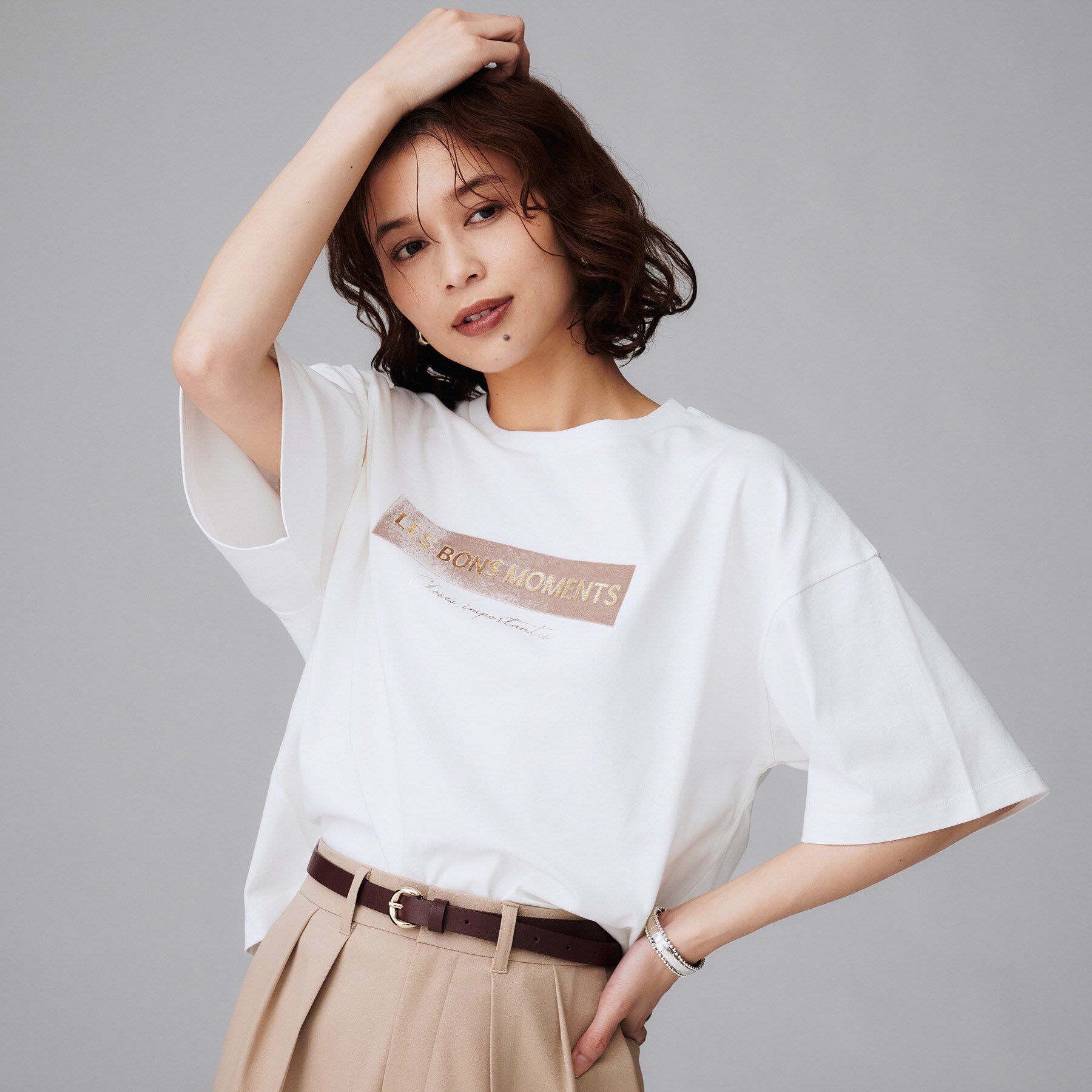 UNTITLED「【コットン100/ゆったり/ショート丈/洗える】ベロアロゴTシャツ」|Tシャツ・カットソー|オフホワイト(103