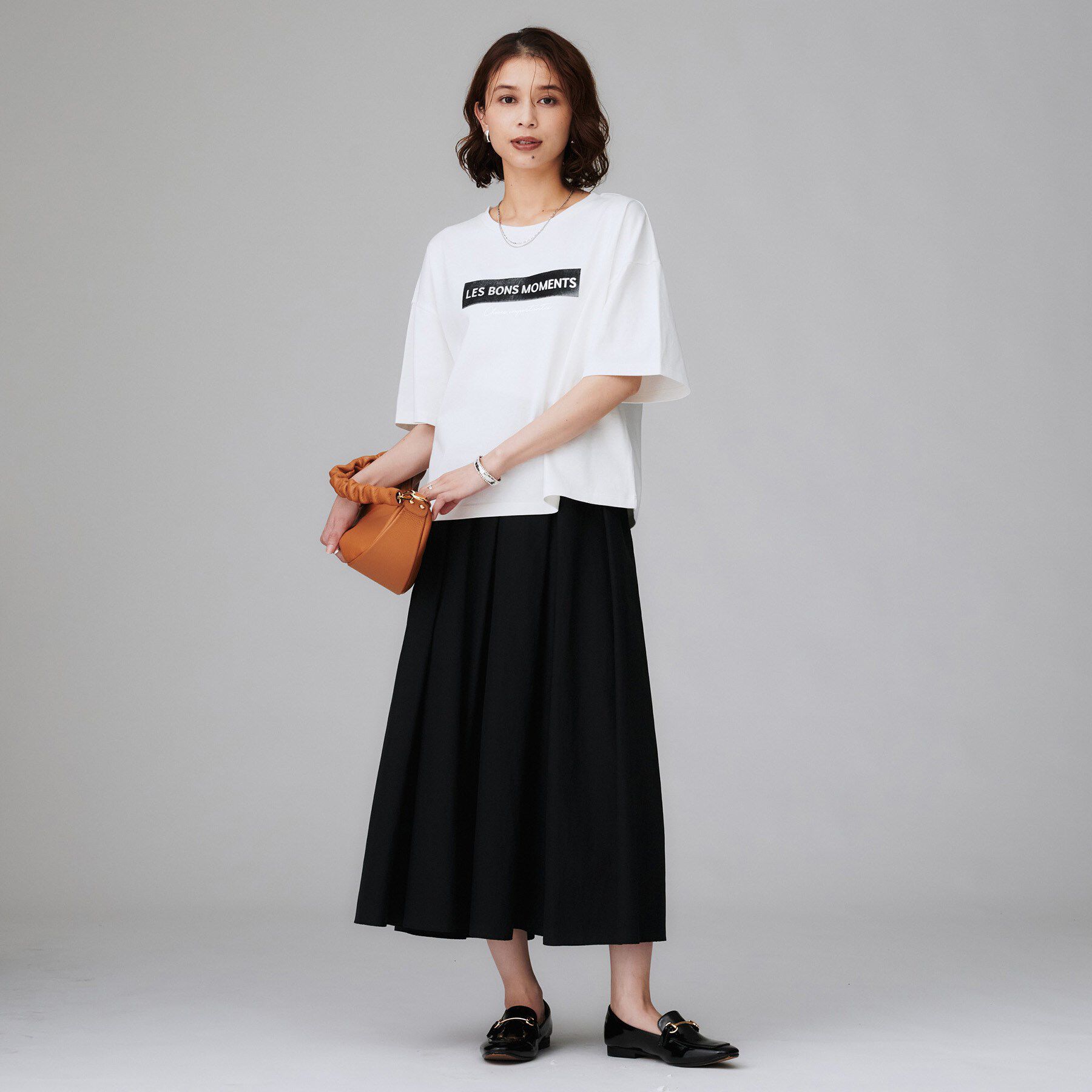 UNTITLED「【コットン100/ゆったり/ショート丈/洗える】ベロアロゴTシャツ」|Tシャツ・カットソー|