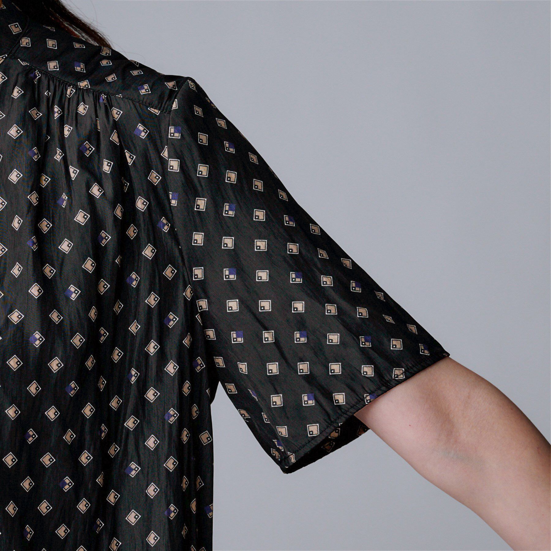 UNTITLED「【セットアップ可/リラクシー/通勤】スクエアジオメ柄ブラウス」|シャツ・ブラウス|