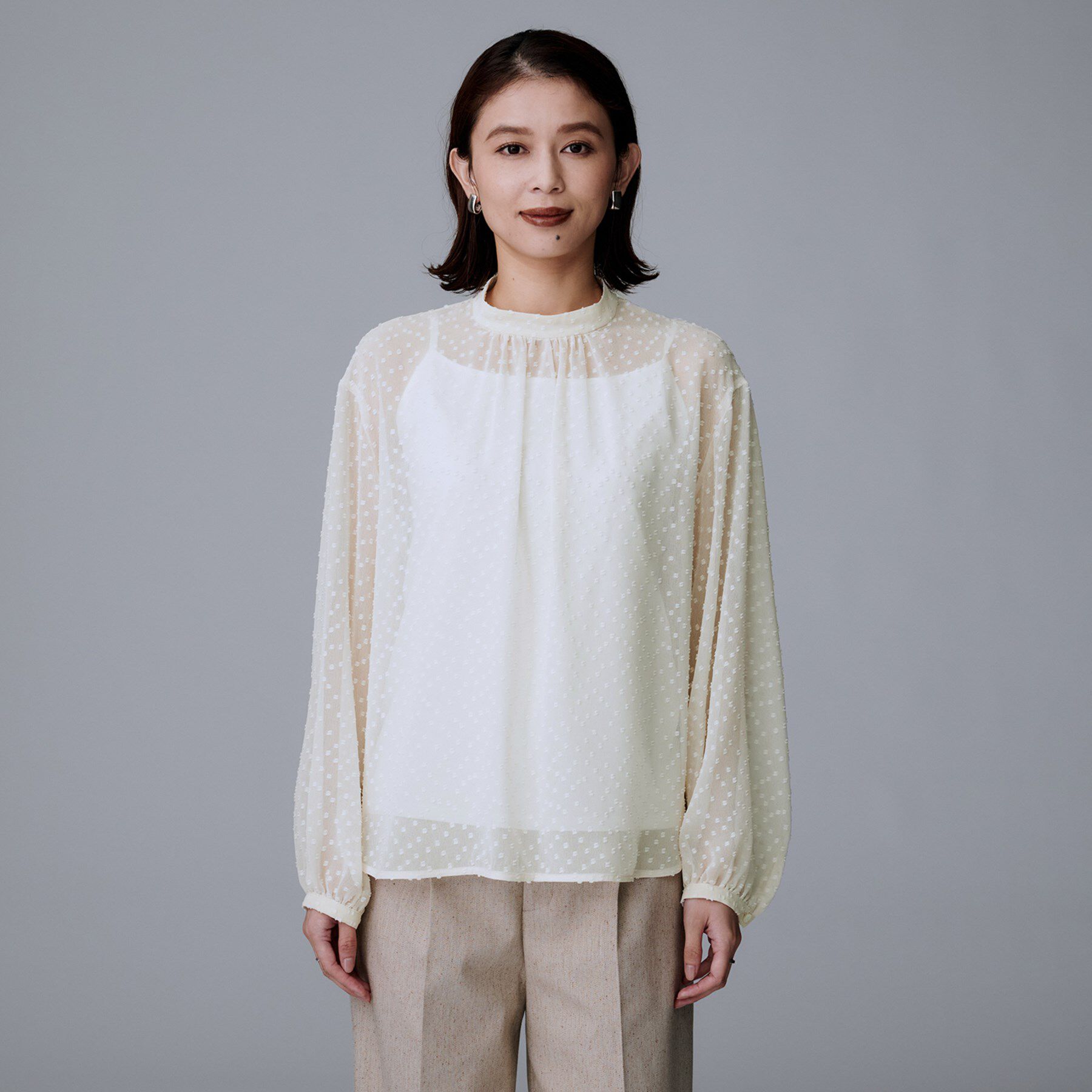 UNTITLED「【重ね着やスーツインナーに/シアー】ドットジャカード ブラウス」|シャツ・ブラウス|