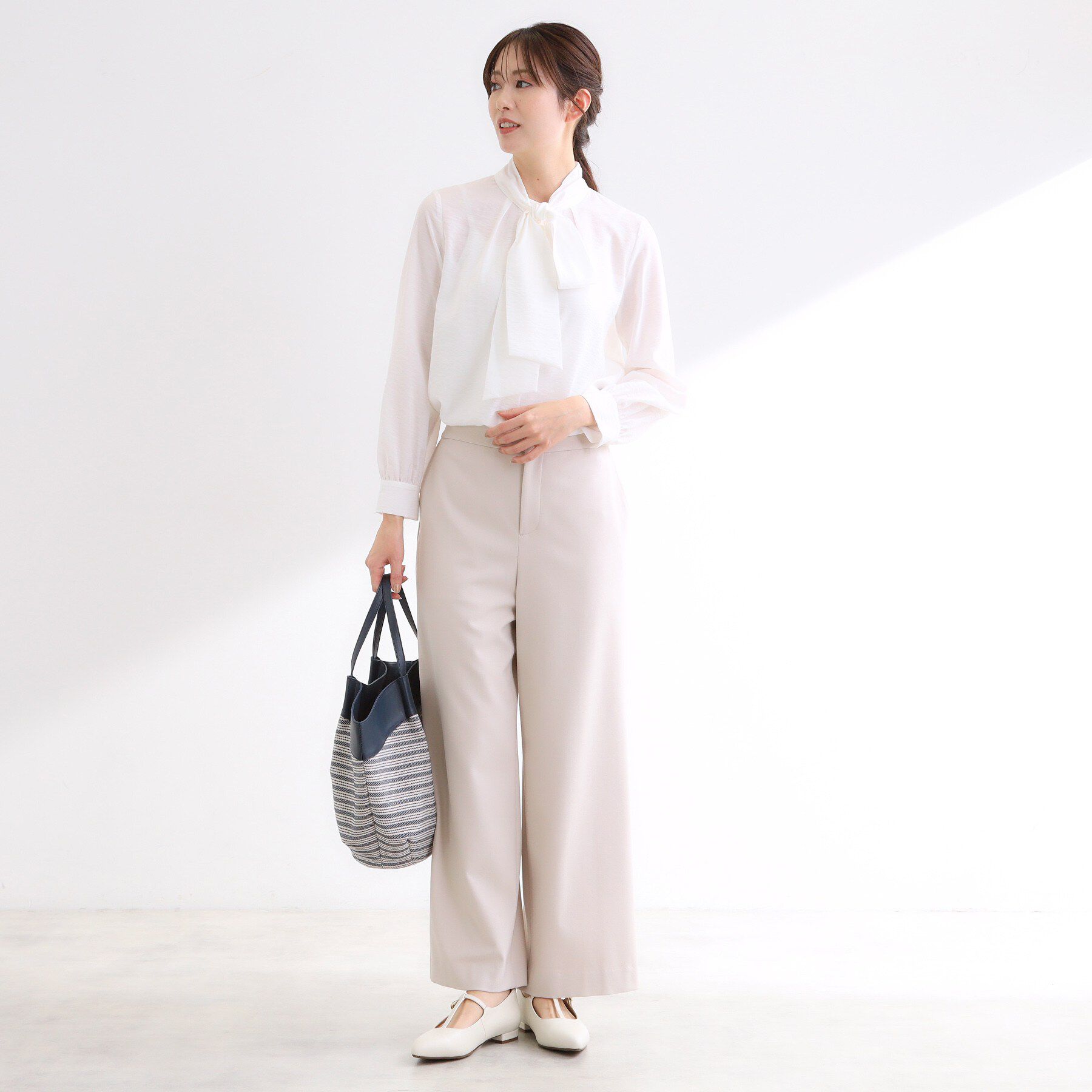 Reflect「【セレモニー／通勤／ボウタイ取り外し可】ボウタイ付きバンドカラーブラウス」|シャツ・ブラウス|