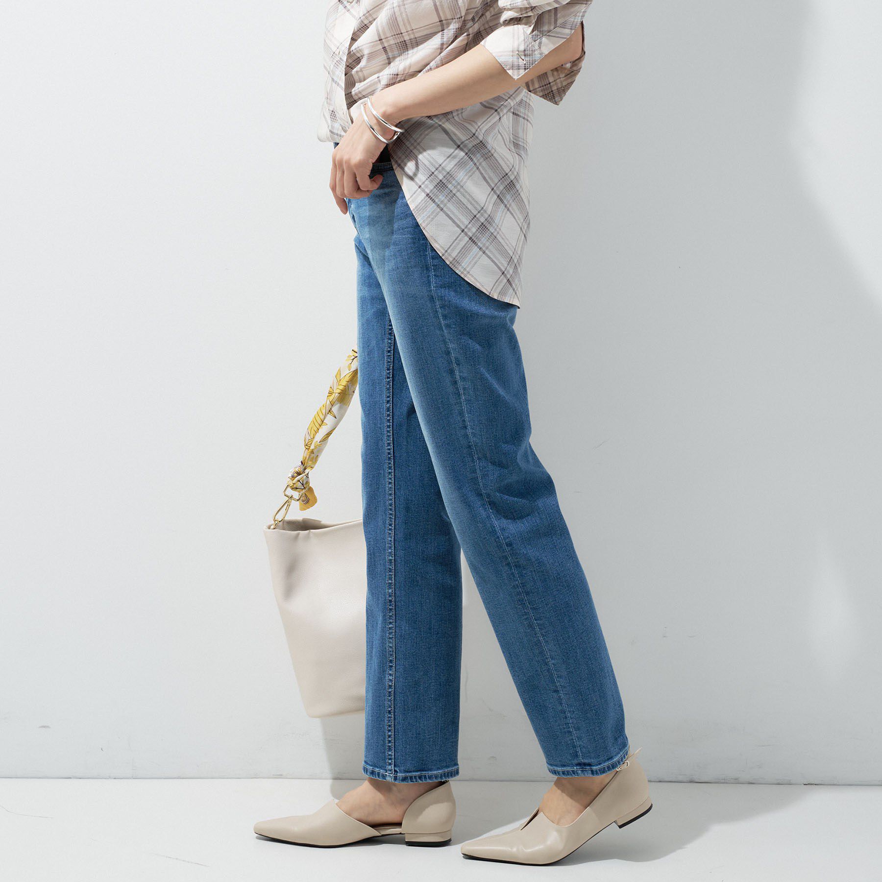 INDIVI「【春の新色登場！褒められデニム】スリムストレート デニムパンツ」|デニム|