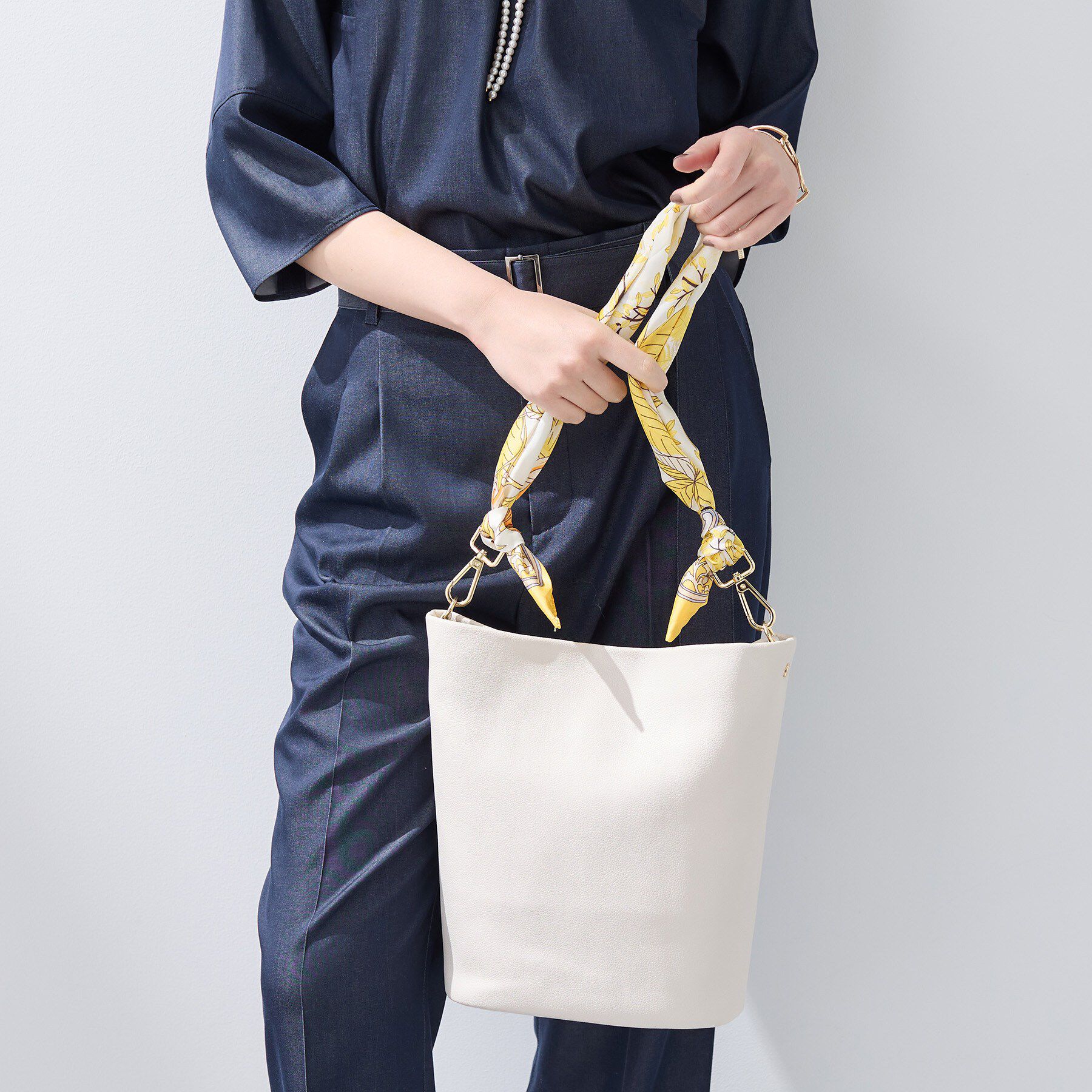 INDIVI「【ハンドル2WAY／A4収納】スカーフハンドル バケツバッグ」|ハンドバッグ|