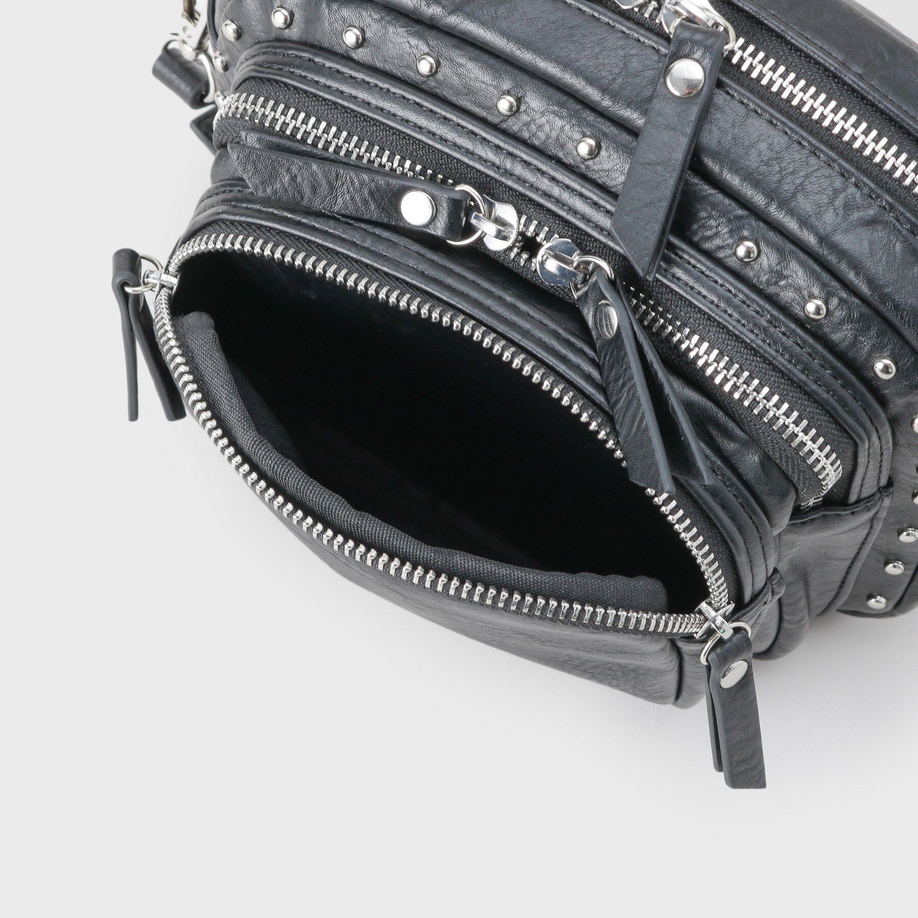 tk.TAKEO KIKUCHI「【スタッズシリーズ】ショルダーバッグ」|ショルダー・メッセンジャー|