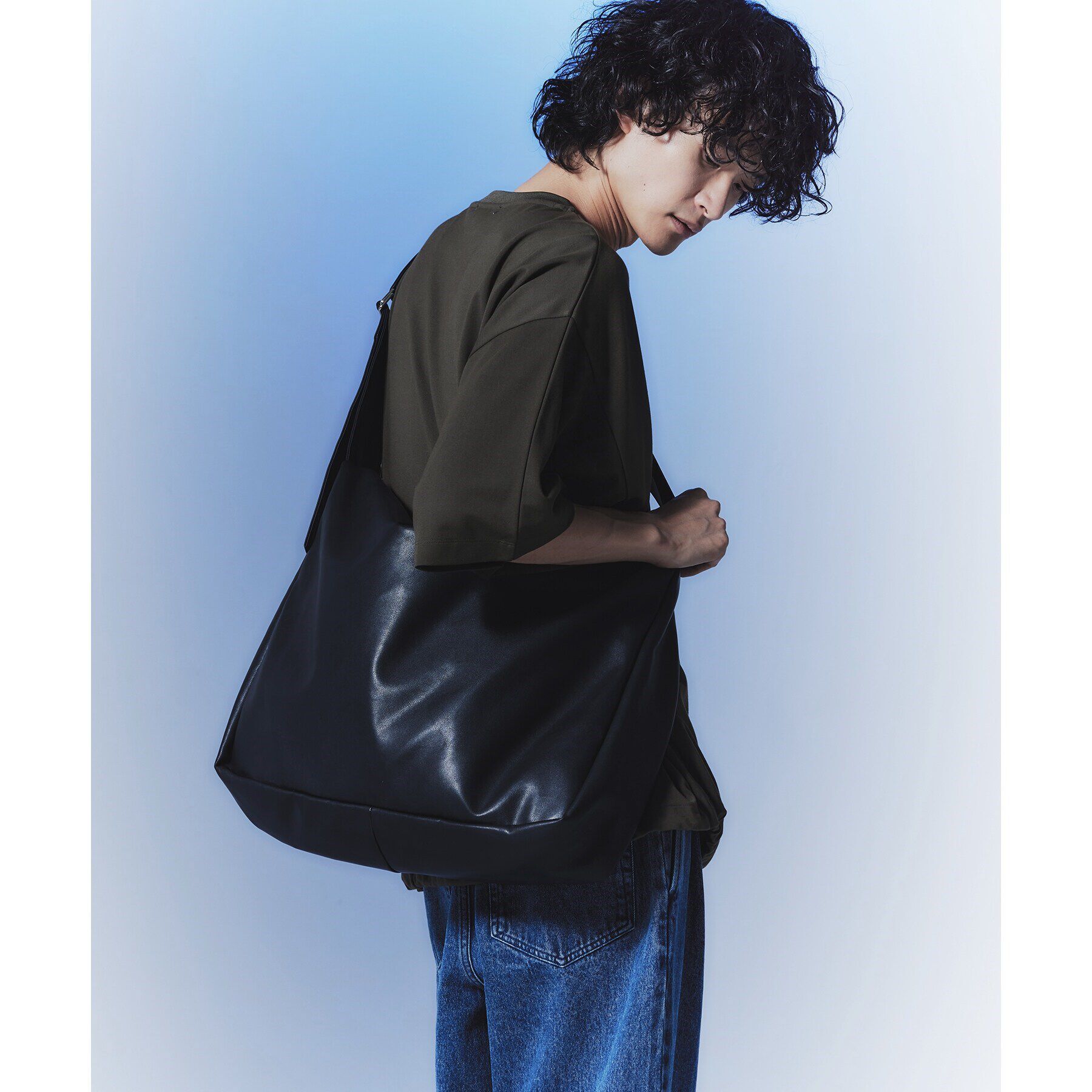 tk.TAKEO KIKUCHI「ルーズビッグショルダーバッグ／たすき掛け／ビッグ／A3サイズ収納可能」|ショルダー・メッセンジャー|