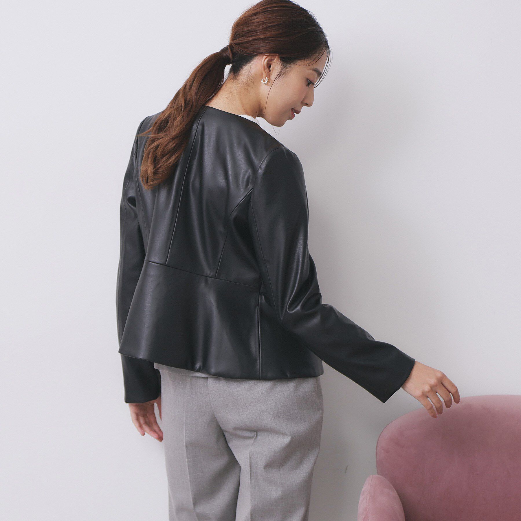 index「レザー調ストレッチペプラムジャケット【洗える】」|ノーカラージャケット|