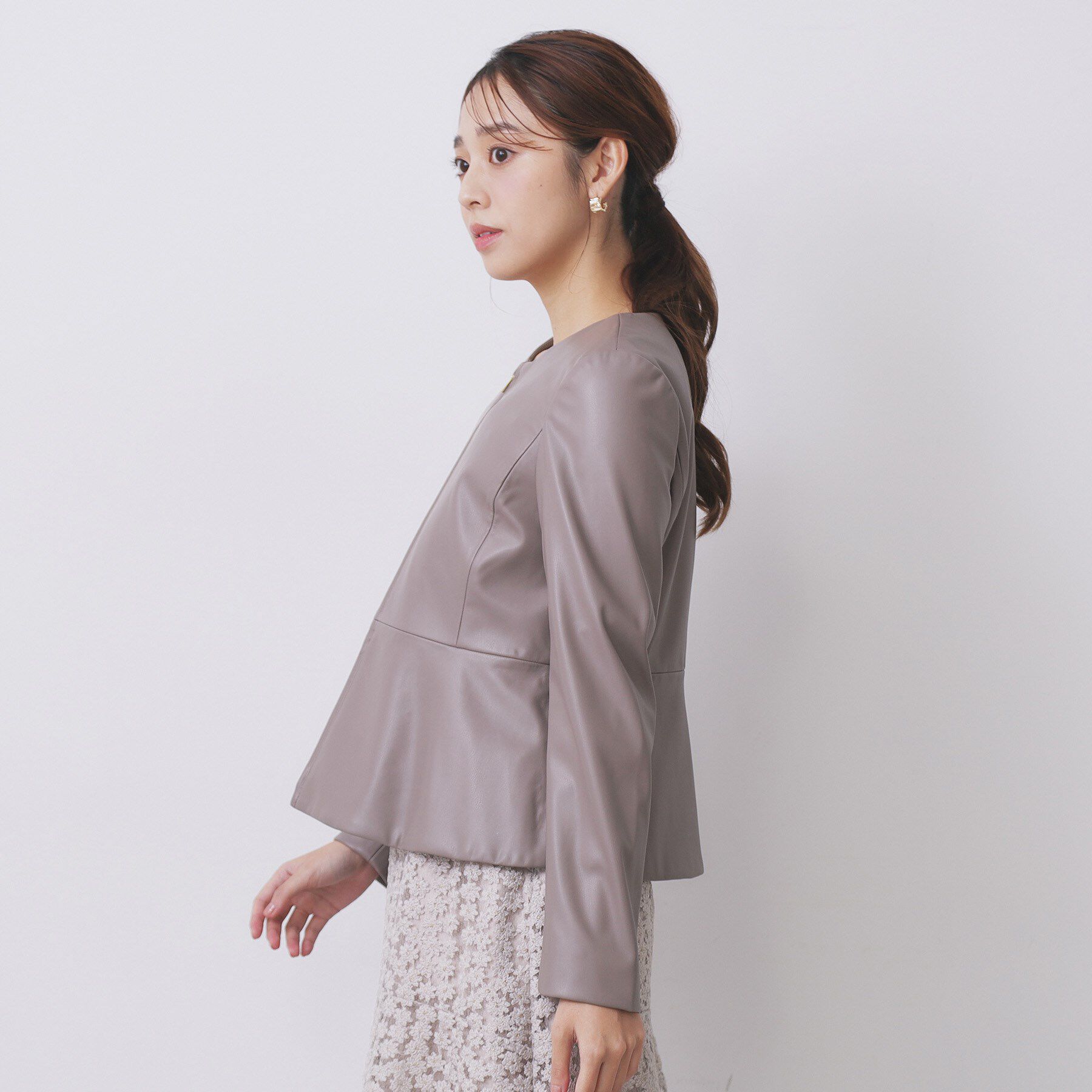 index「レザー調ストレッチペプラムジャケット【洗える】」|ノーカラージャケット|
