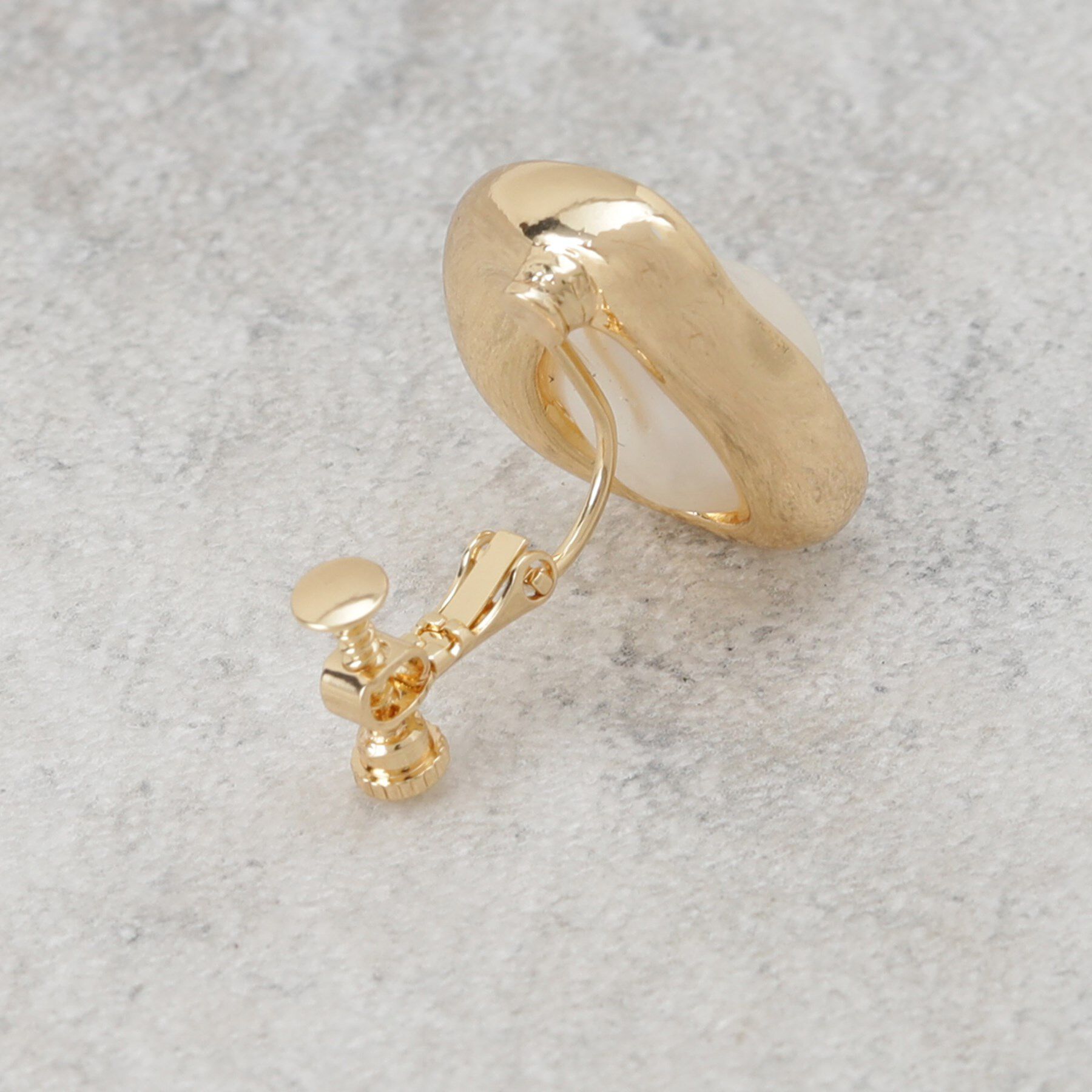 OPAQUE.CLIP「メタルフレーム&times;フェイクパールイヤリング」|イヤリング|