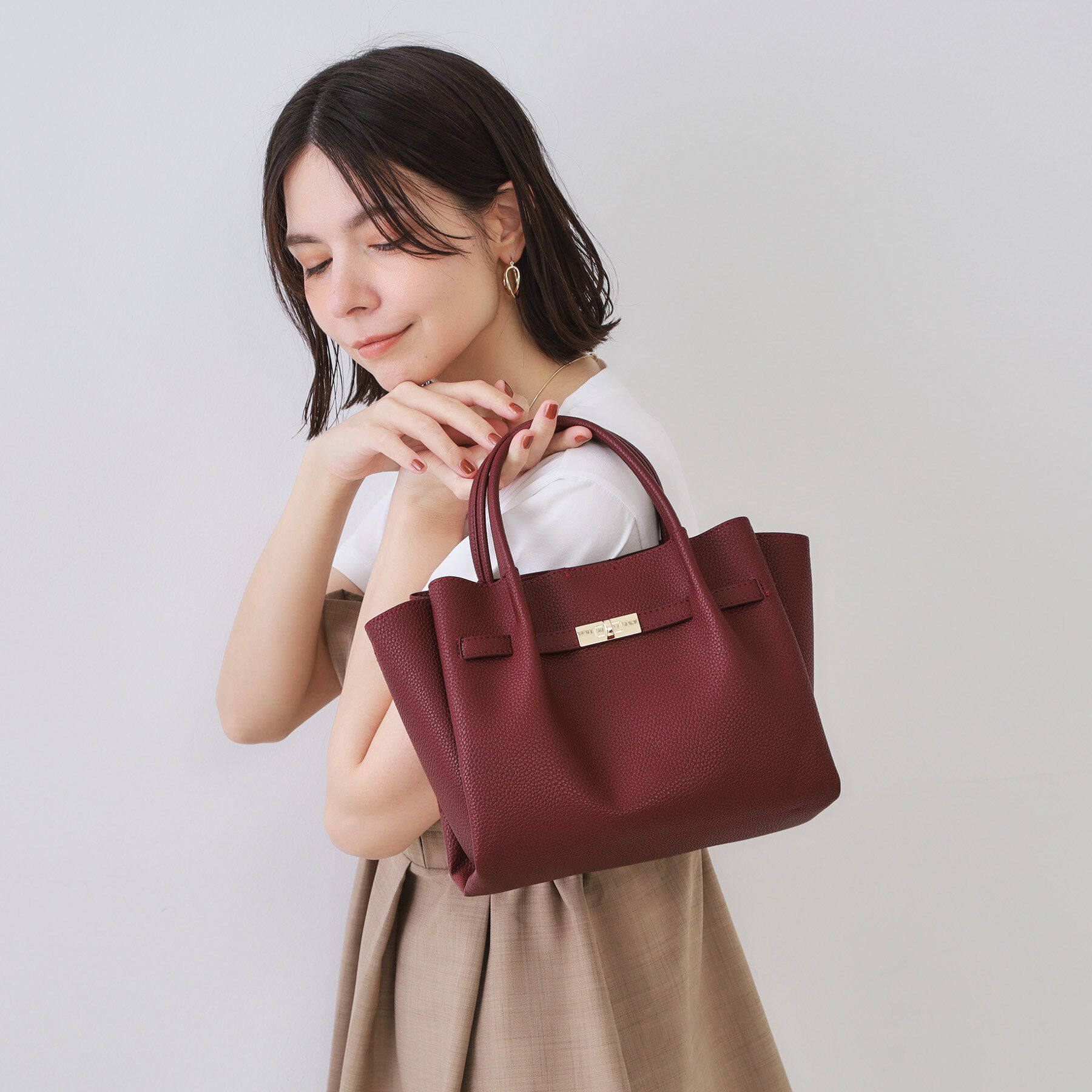 OPAQUE.CLIP「【軽量/2WAY/通勤対応】フロントベルトデザインミドルトートバッグ」|ショルダー・メッセンジャー|