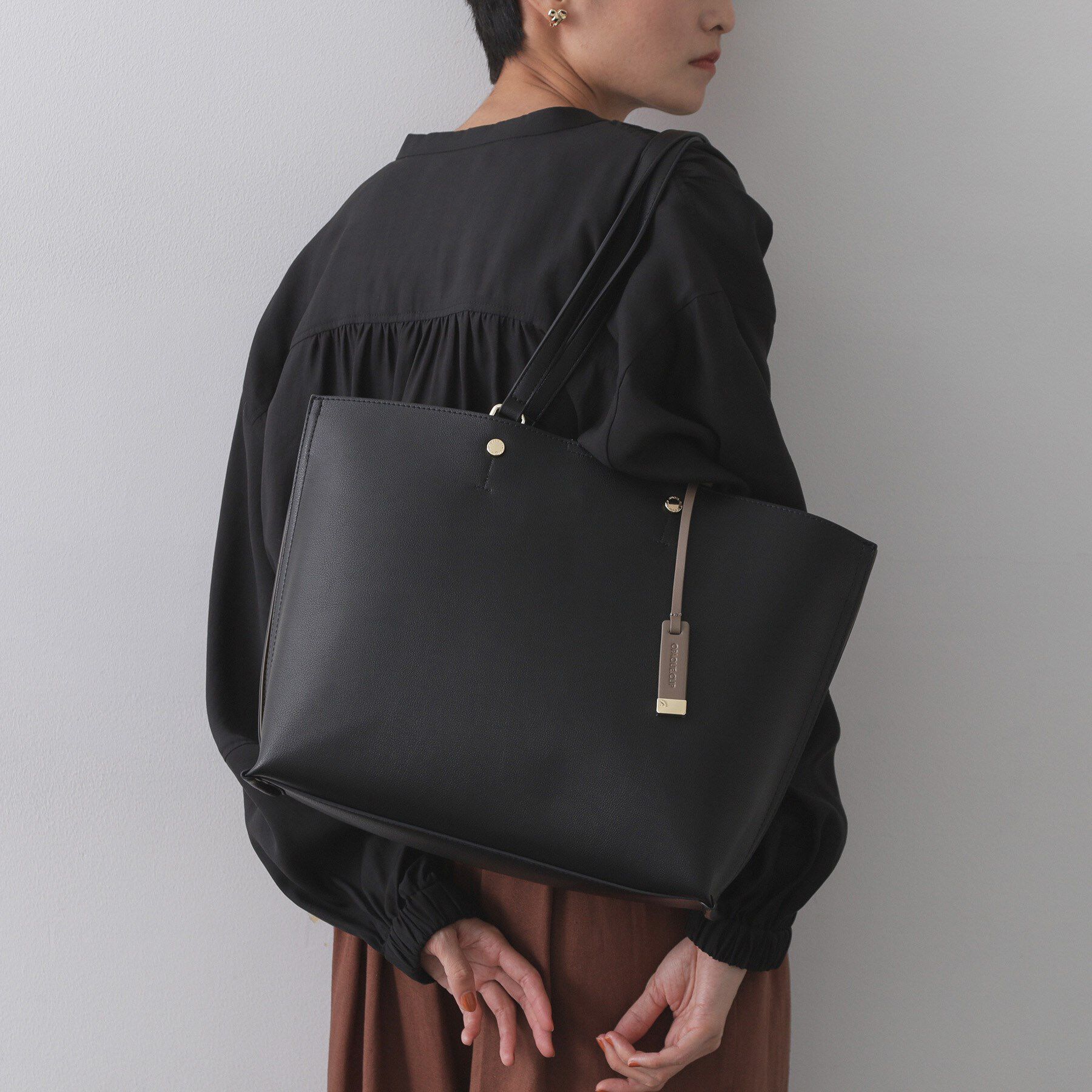 OPAQUE.CLIP「【名品/A4サイズ対応】バイカラースムーストートバッグ」|トートバッグ|ブラック(519)