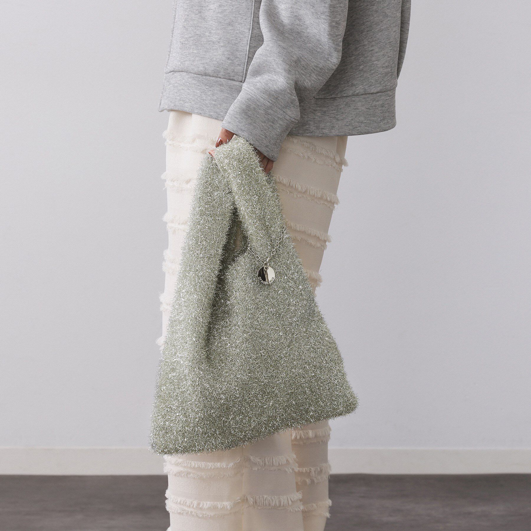 OPAQUE.CLIP「メタルチャーム付きラメニットバッグ」|トートバッグ|ゴールド(007)