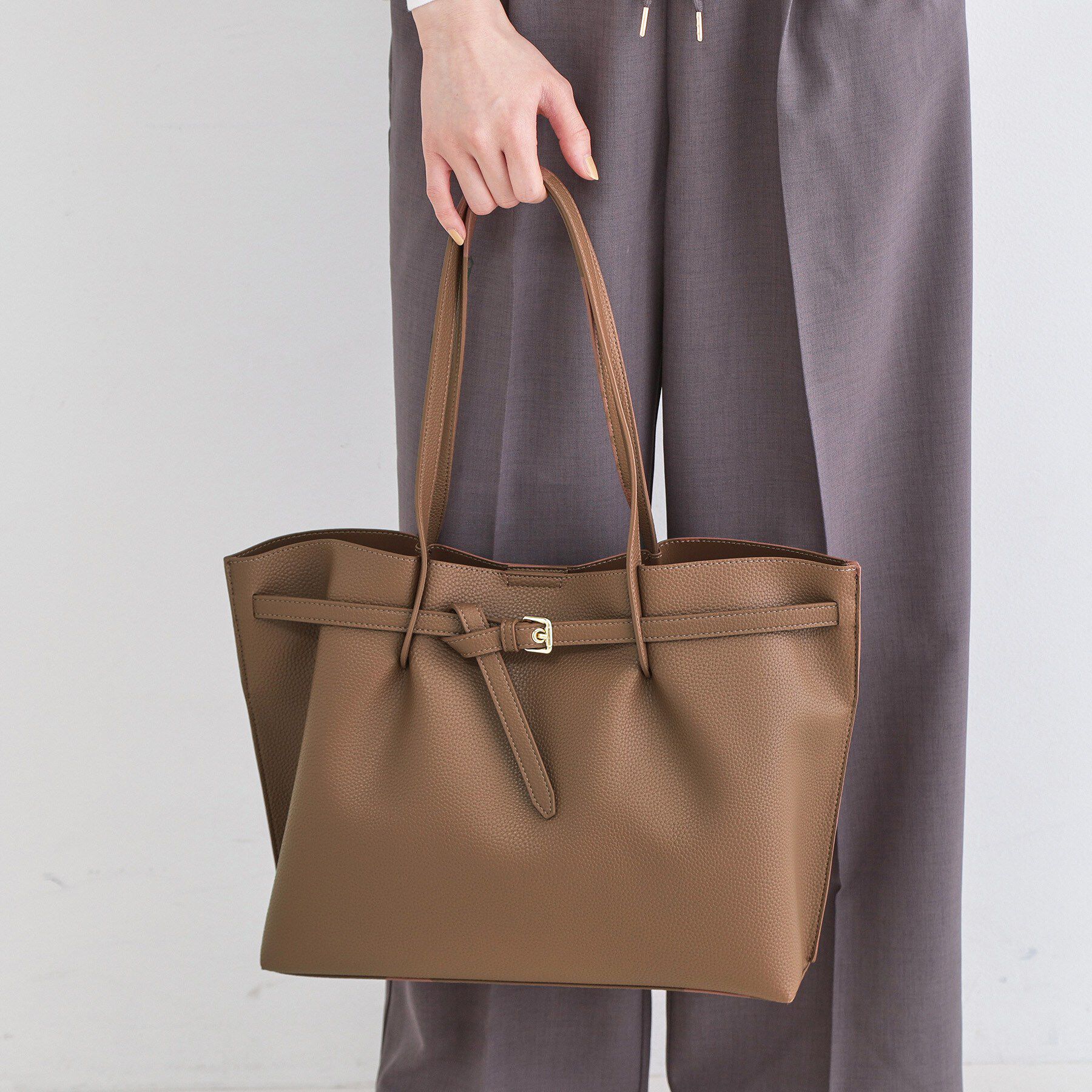 OPAQUE.CLIP「ベルトデザイン軽量シュリンク合皮A4トート」|トートバッグ|