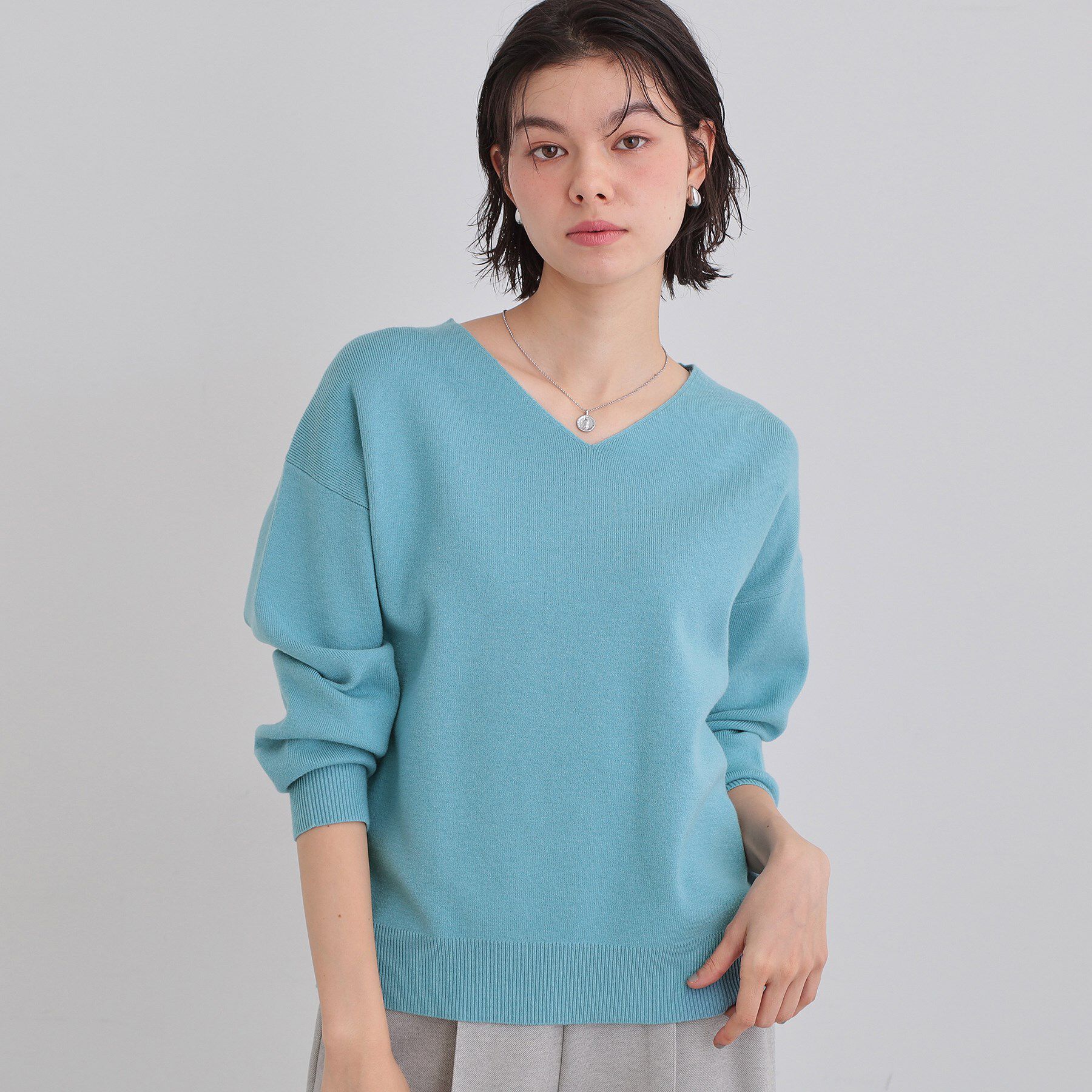 THE SHOP TK「【すっきりシルエットが叶う】大人のためのVネックニット/毛玉になりにくい/静電気防止/洗濯機OK」|ニット・セーター|