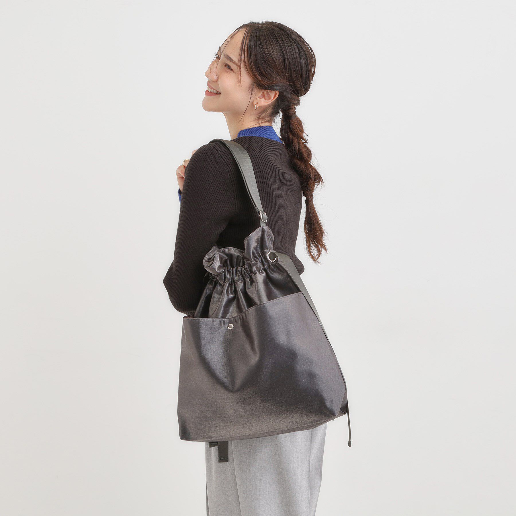 SHOO･LA･RUE「シャイニー生地巾着ショルダーバッグ」|ショルダー・メッセンジャー|