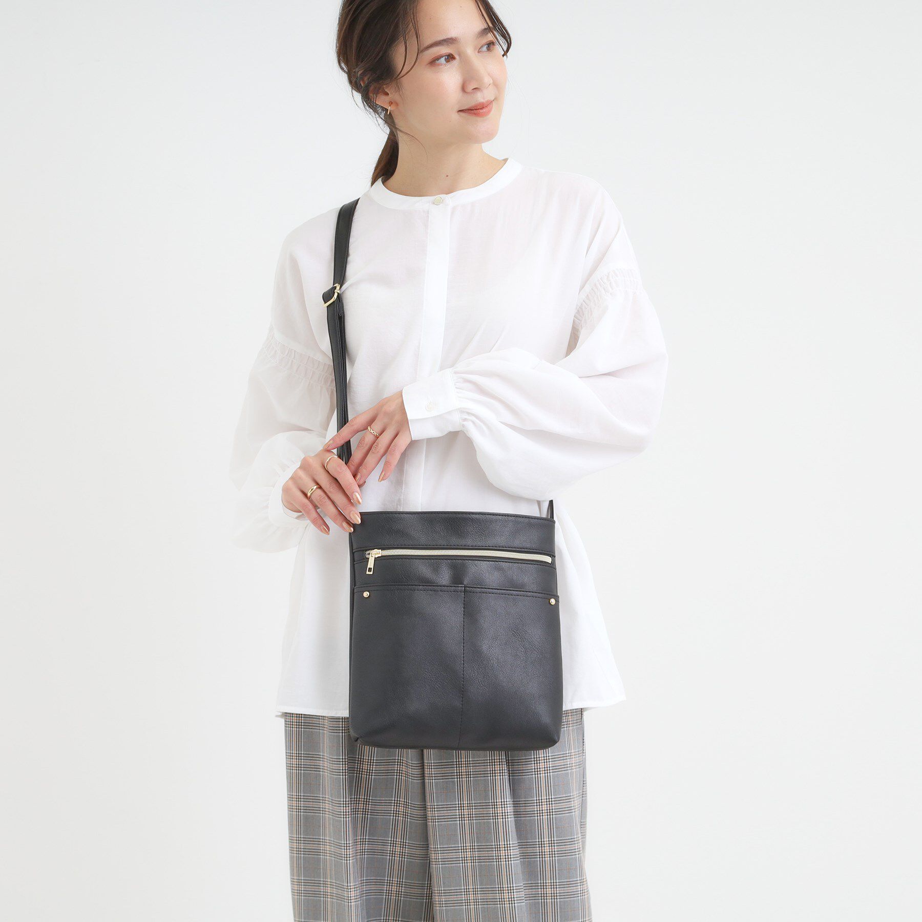 SHOO･LA･RUE「スマートながらしっかり入る アオリポケットが魅力のショルダーバッグ」|ショルダー・メッセンジャー|