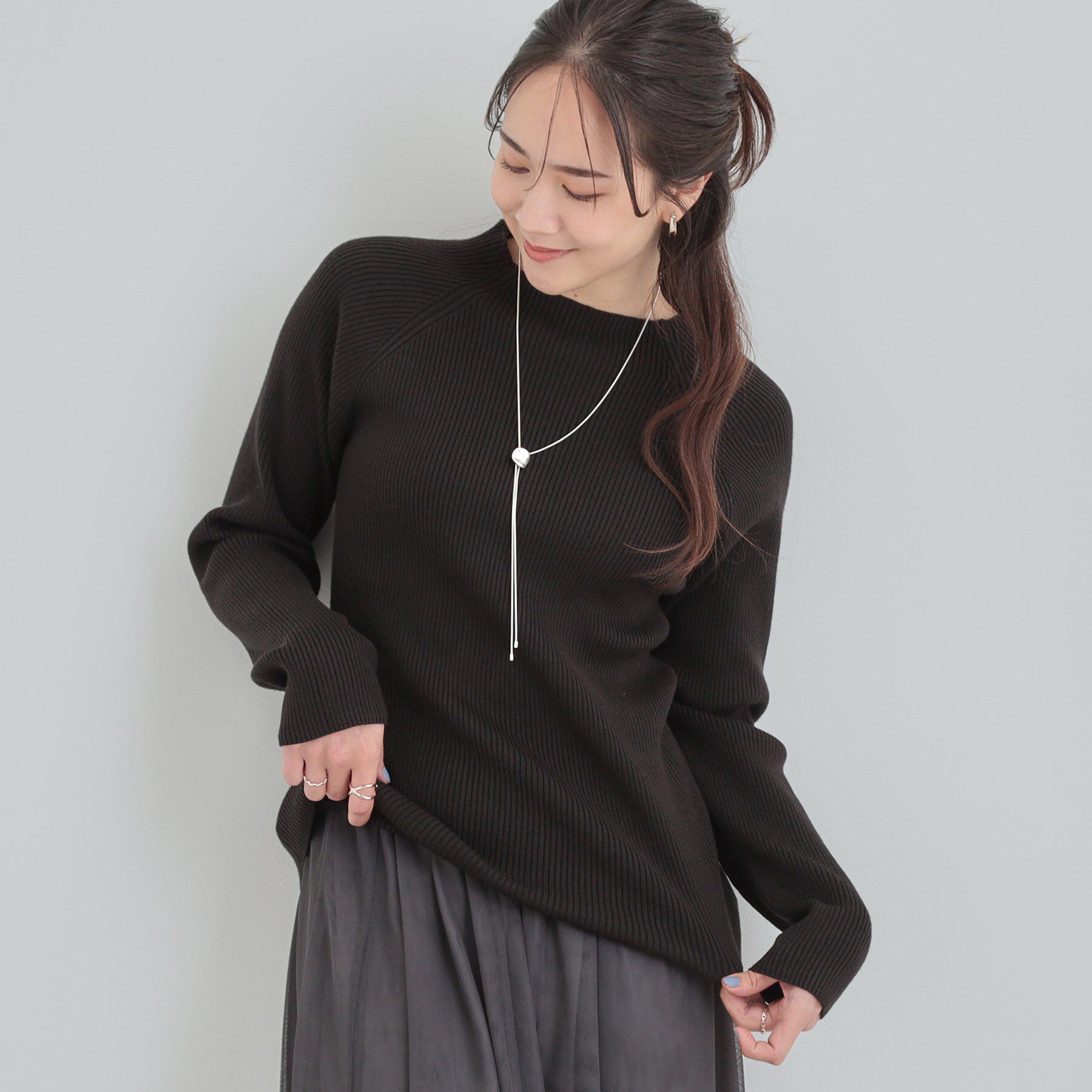 SHOO･LA･RUE「【絶妙なゆるピタ/洗濯機可】ちくちくしにくい リブハイネックやわらかニット」|ニット・セーター|ブラック(019)