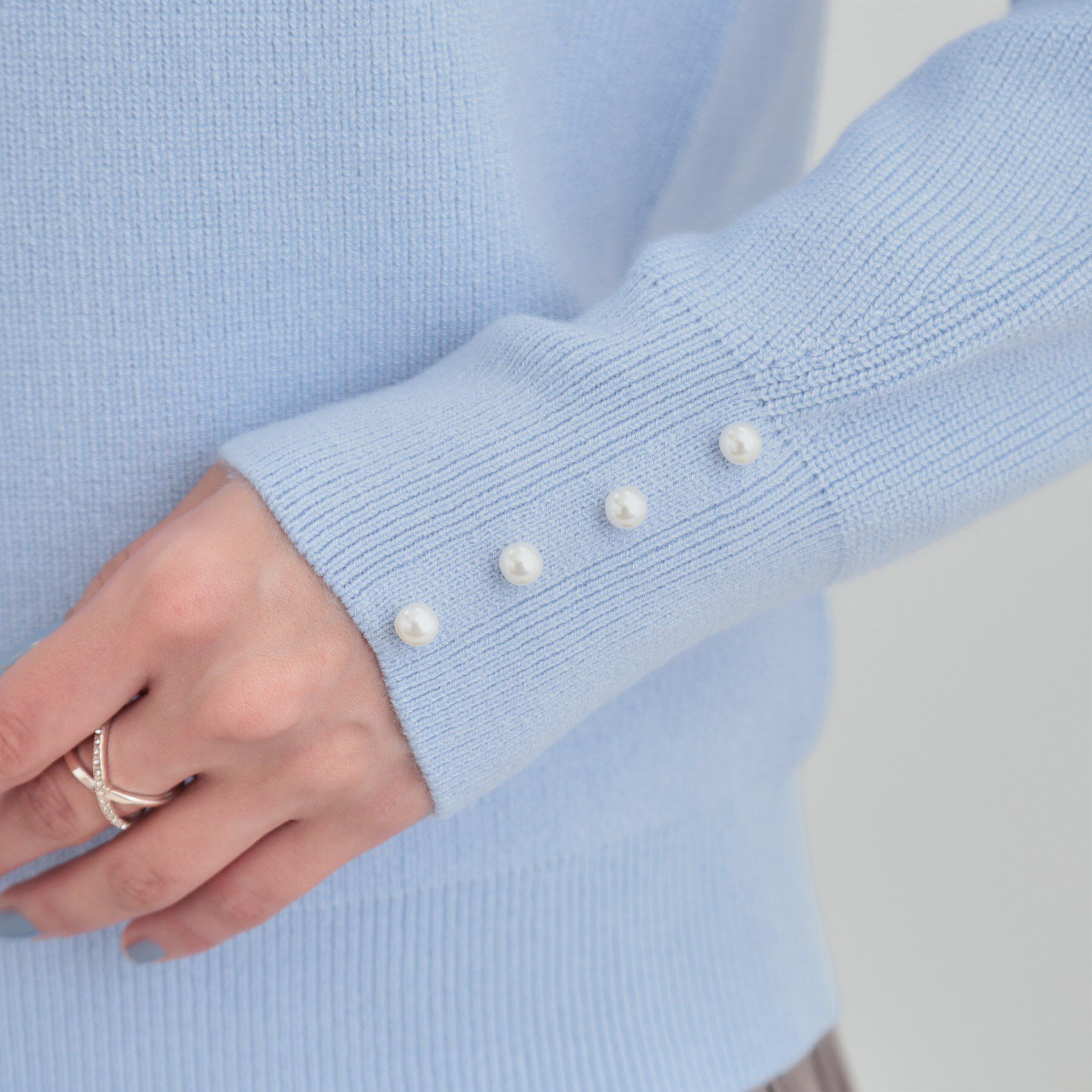 SHOO･LA･RUE「【洗濯機可/S-LL/毛玉になりにくい】お袖パールで上品な ハイネックニット」|ニット・セーター|