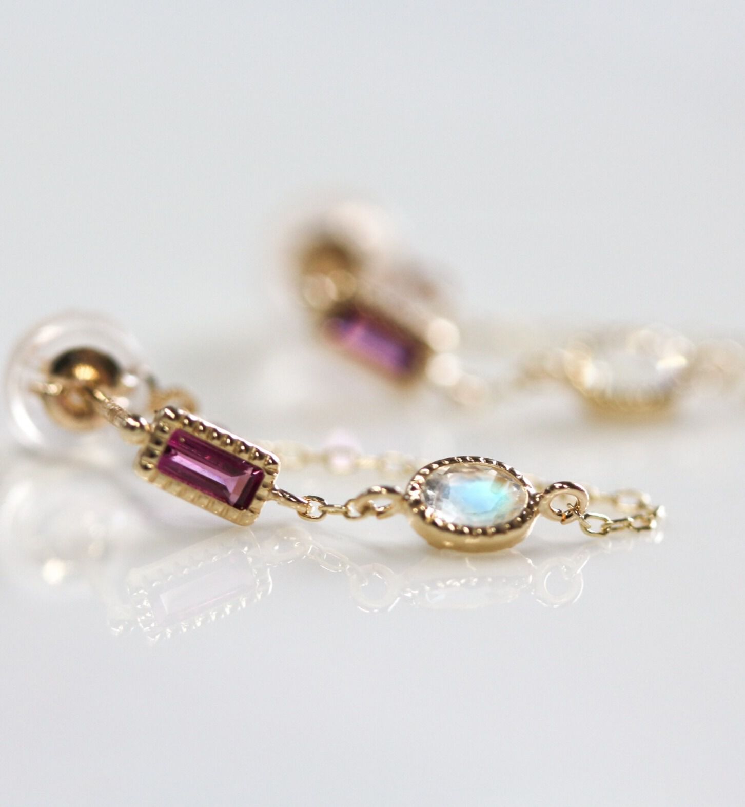  「ロードライトガーネット / ロイヤルブルームーンストーン チェーンフープ ピアス | K10YG」|ピアス|