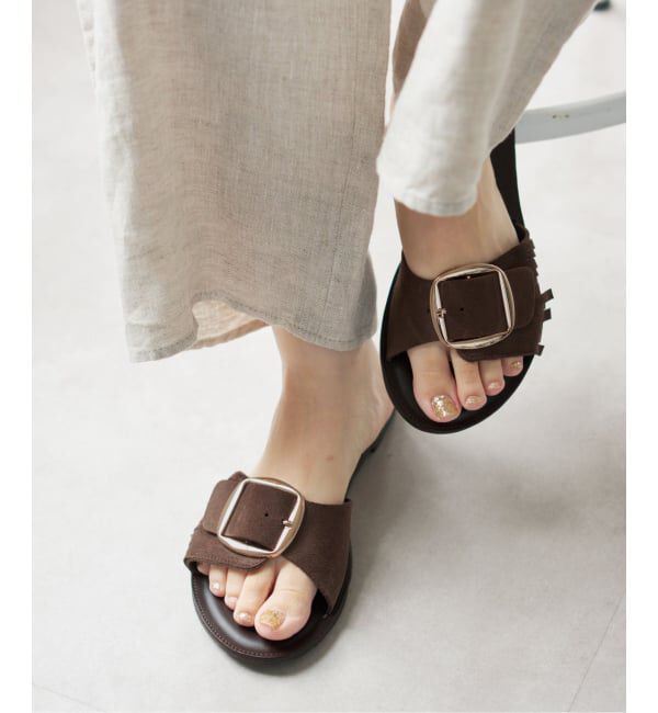 Spick and Span「《予約》NICOLAS LAINAS / ニコラス ライナス ビッグバックルフリンジサンダル」|サンダル|ブラウン