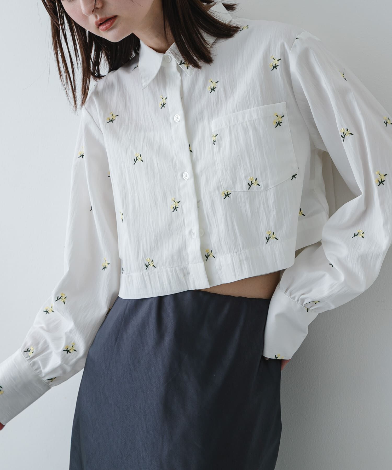 SENSE OF PLACE by URBAN RESEARCH「フラワーエンブロイダリークロップドシャツ」|シャツ・ブラウス|ホワイト系その他