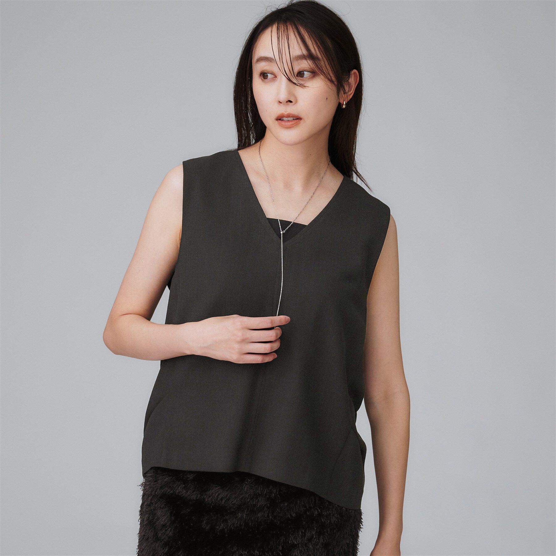 UNTITLED「【セットアップ可/洗える】梳毛調合繊Vネックベスト」|シャツ・ブラウス|