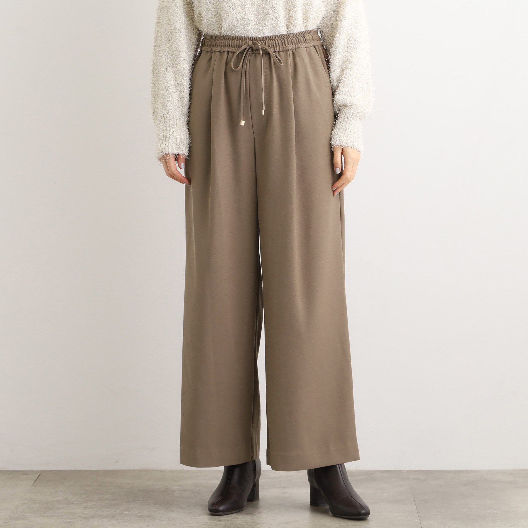 grove「きれい見えとリラックス感を両立。秋の大人カジュアルに効くイージーパンツ」|その他|