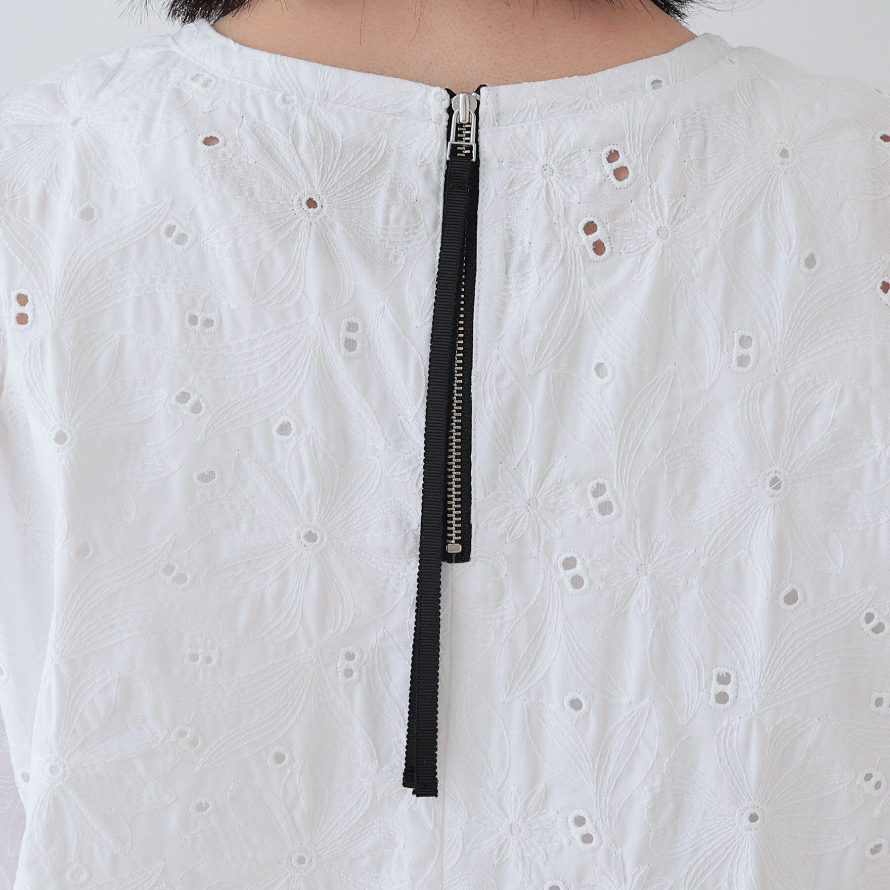 INDIVI「【洗える】フラワーカット刺繍フレアスリーブブラウス」|シャツ・ブラウス|