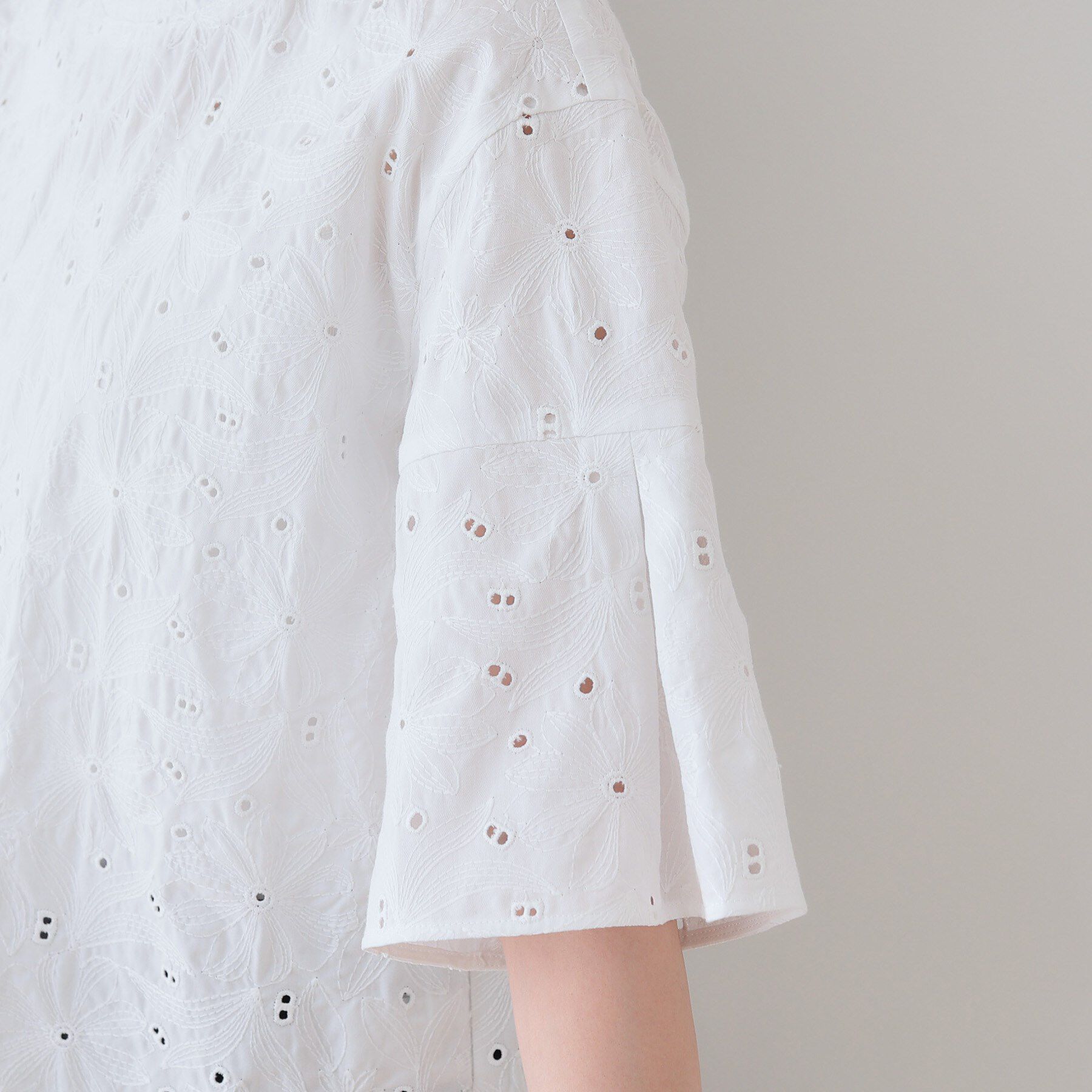 INDIVI「【洗える】フラワーカット刺繍フレアスリーブブラウス」|シャツ・ブラウス|